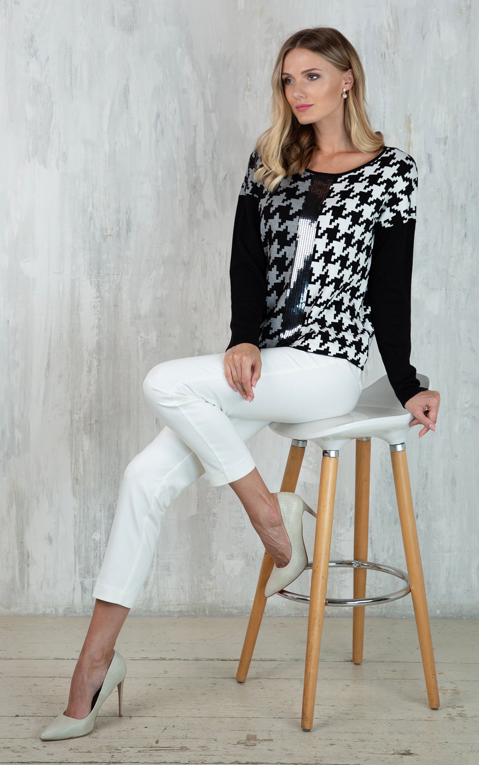 Strickpullover mit einem großformatigen Hundertstich-Farbblockmuster
