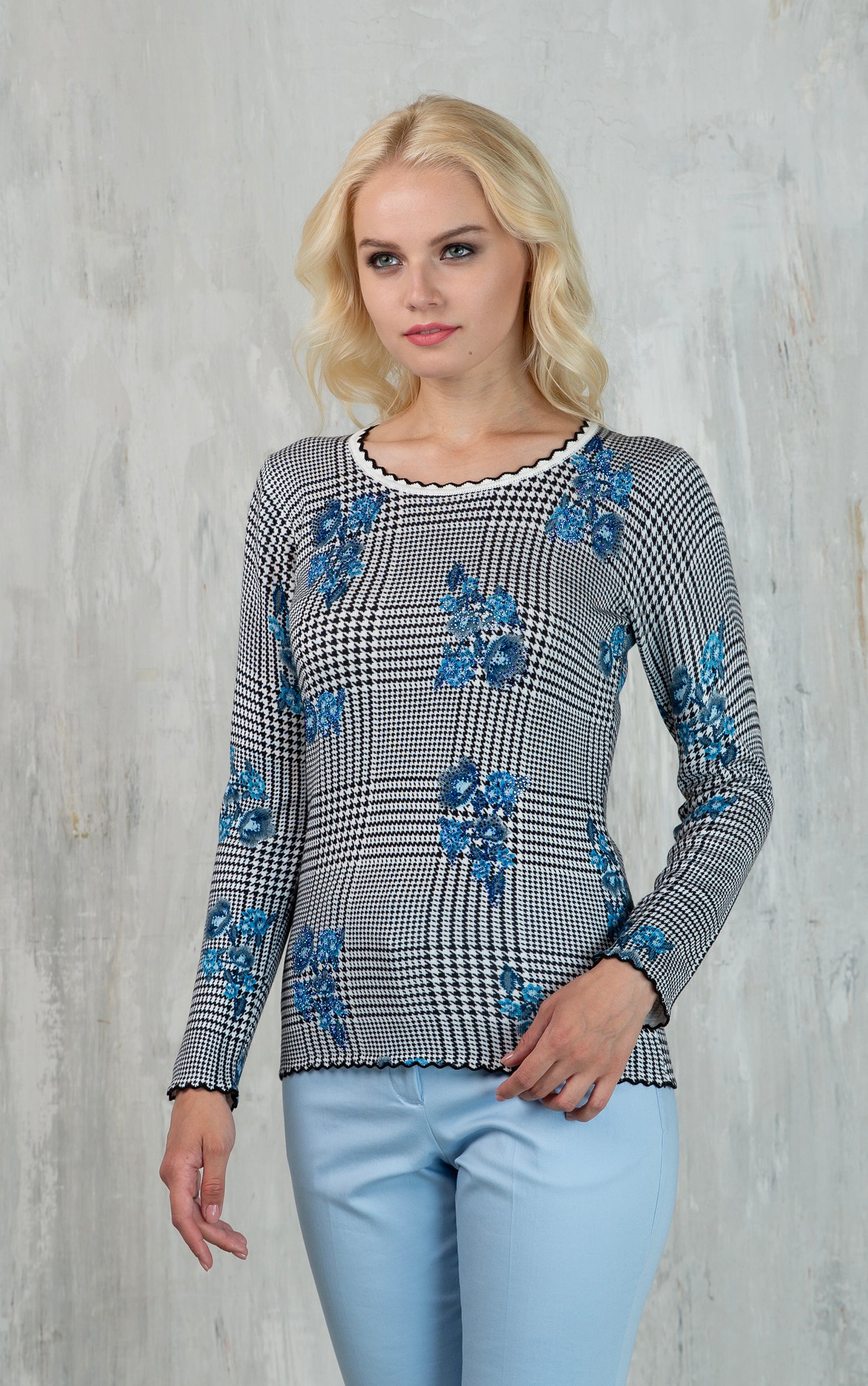 Strickpullover mit Karomuster und Blumendruck