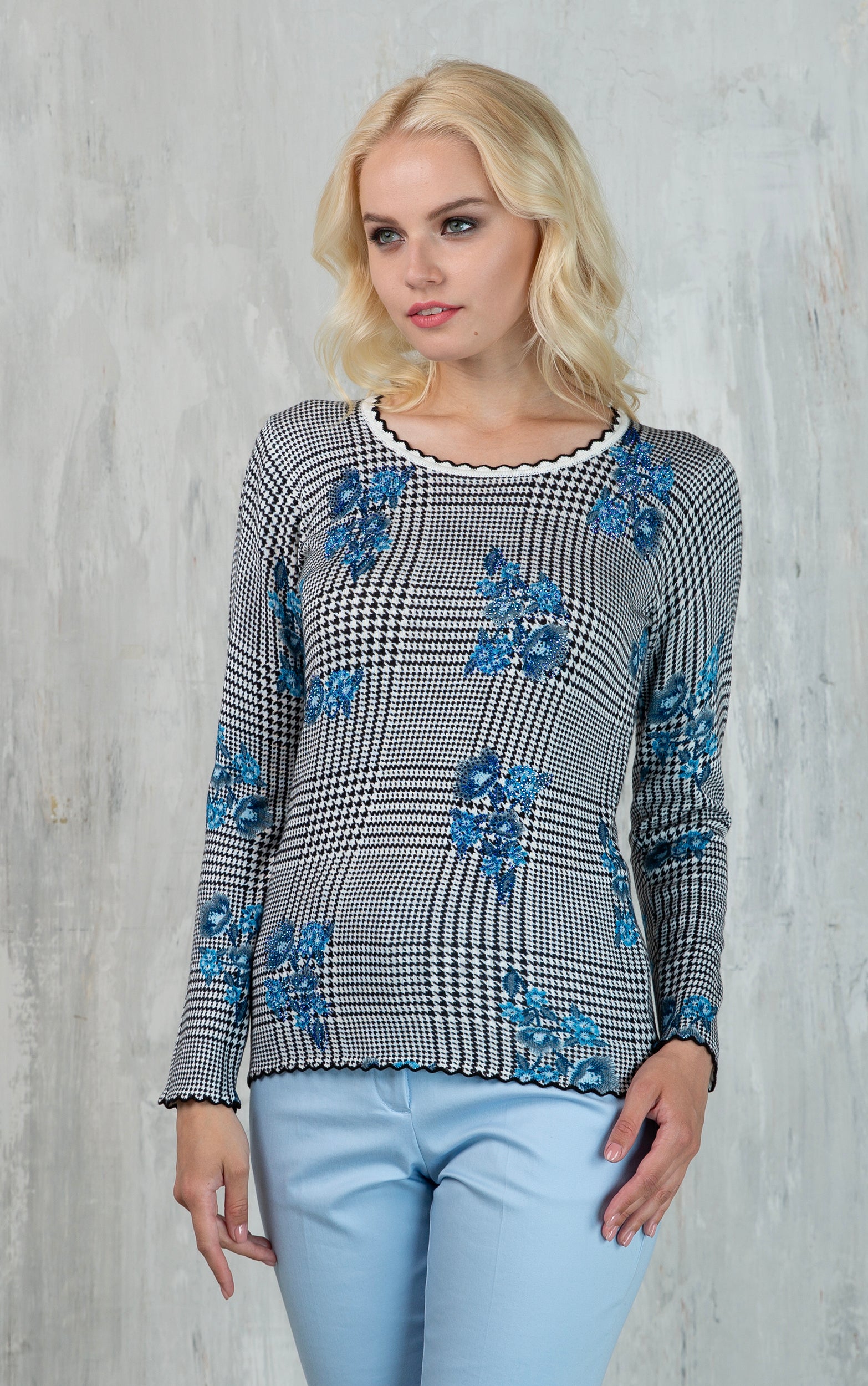 Strickpullover mit Karomuster und Blumendruck
