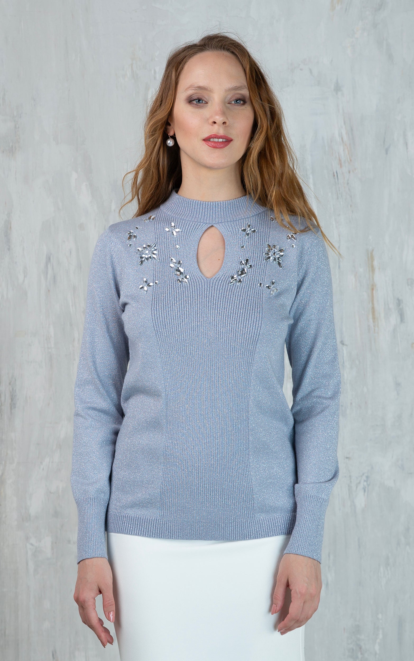 Strickpullover mit hohem Halsausschnitt mit Schlüssellochdetail und Perlendetails