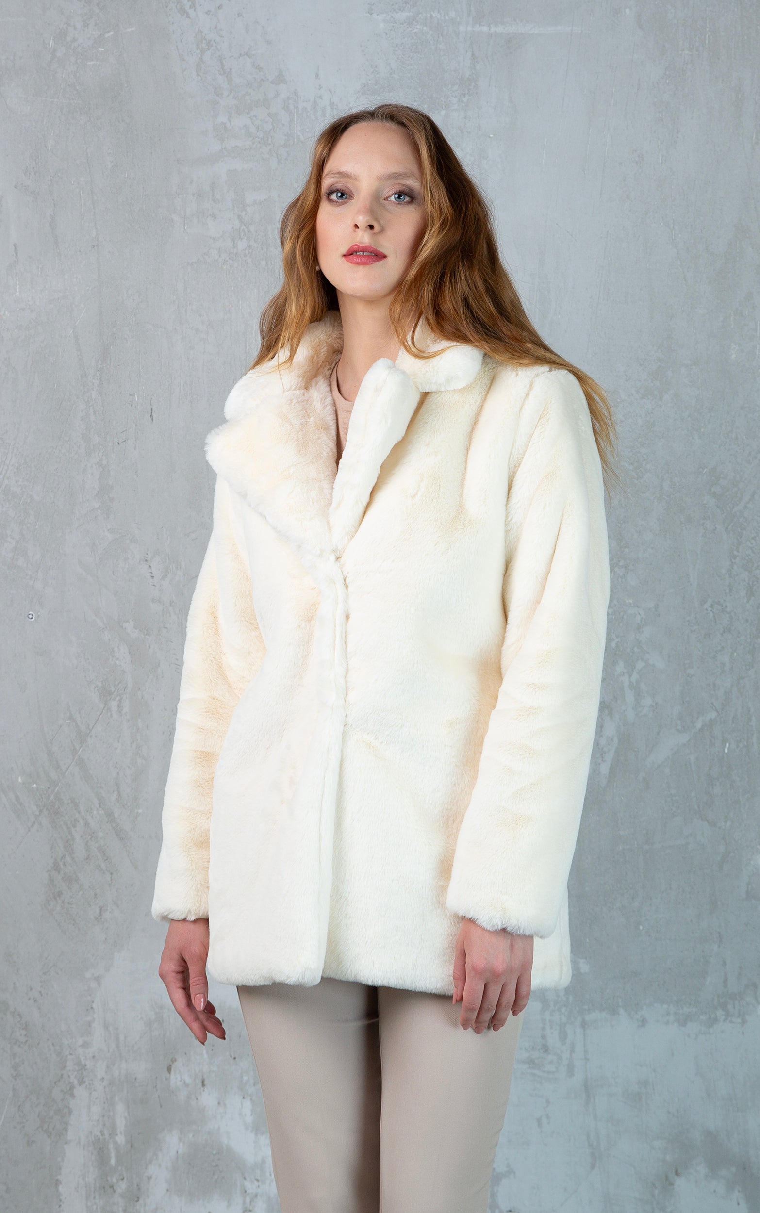 Mittellange Kunstfell-Jacke in Ecru mit Kragen