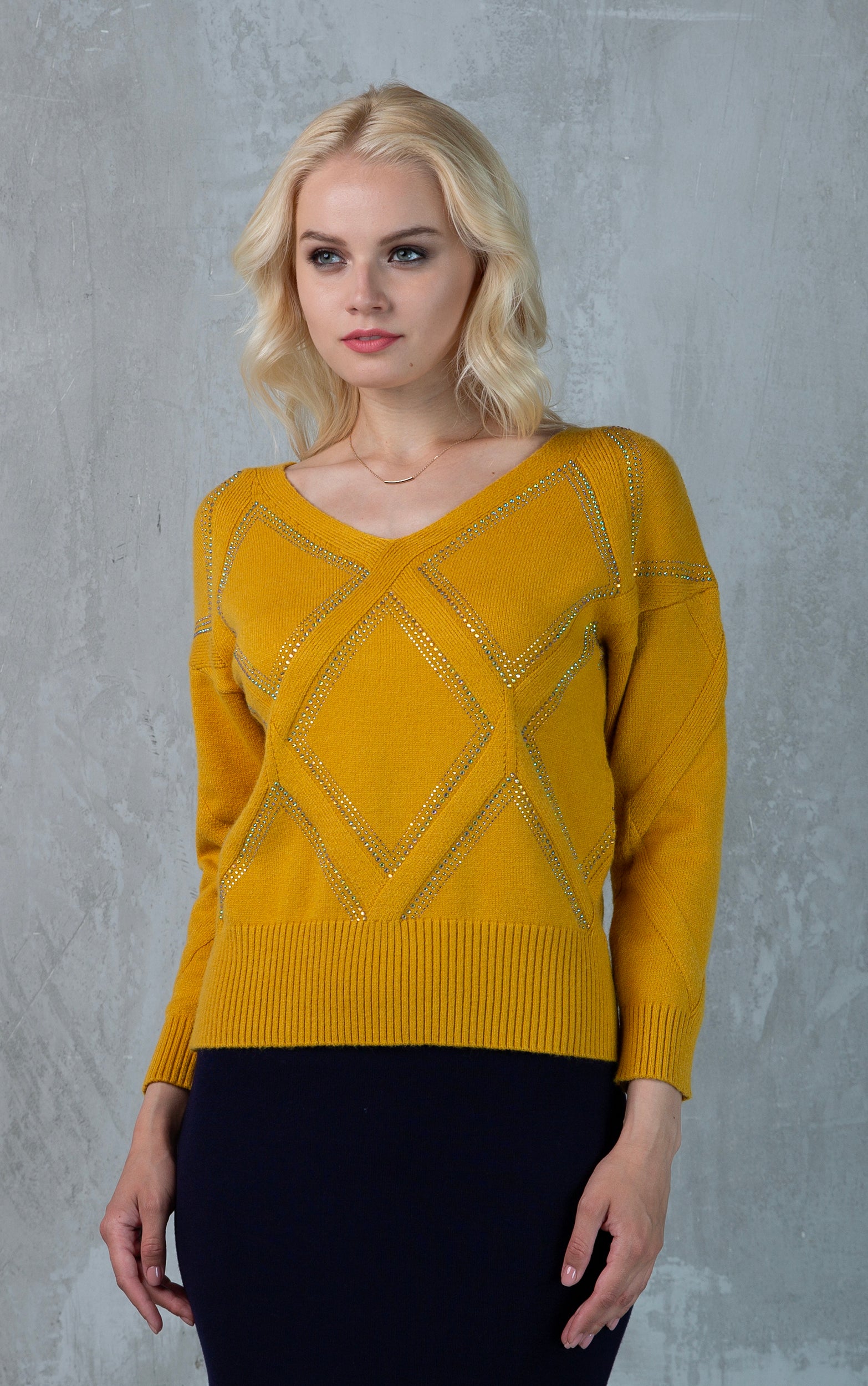 Strickpullover mit Rautenmuster aus Strasssteinen