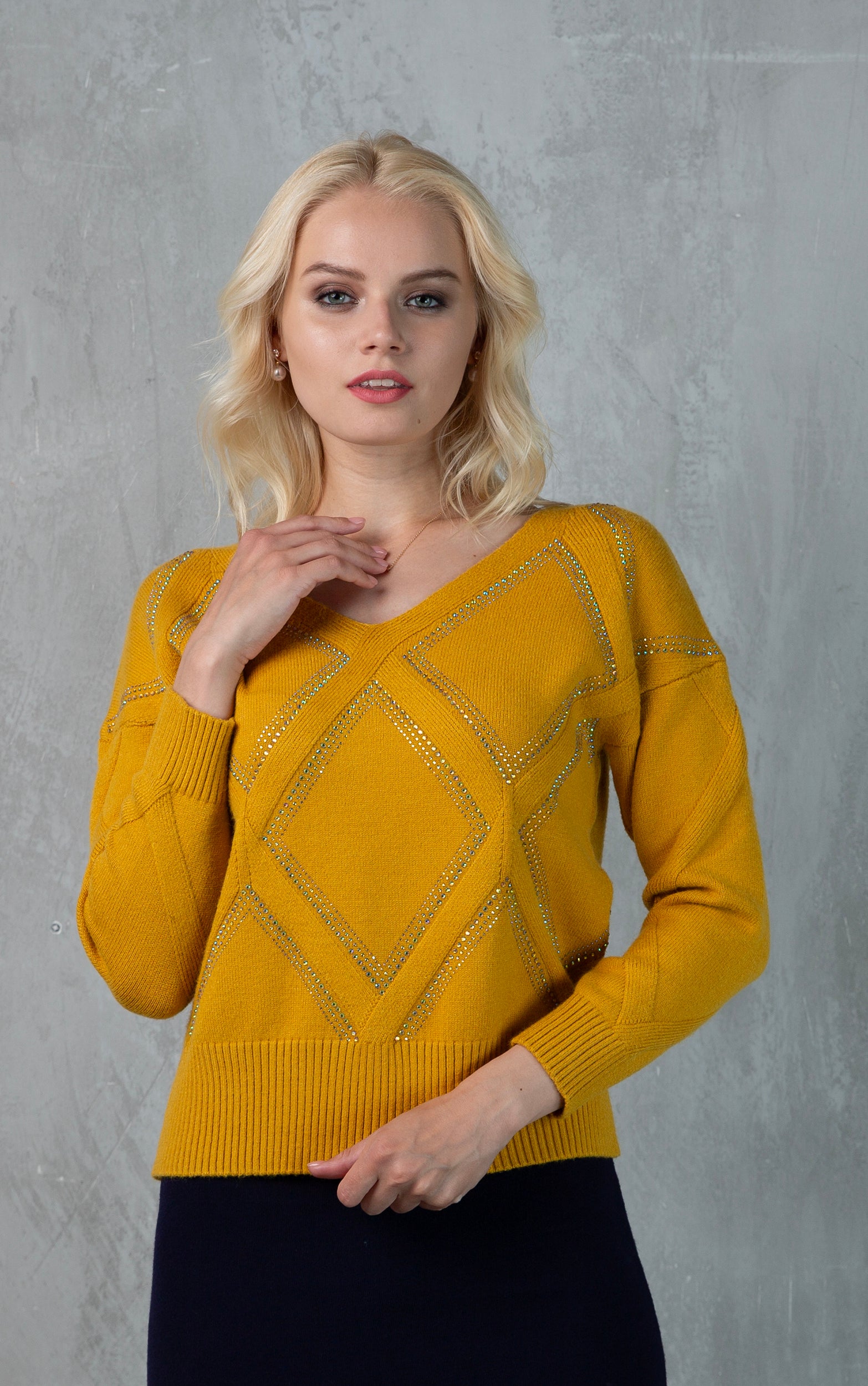 Strickpullover mit Rautenmuster aus Strasssteinen