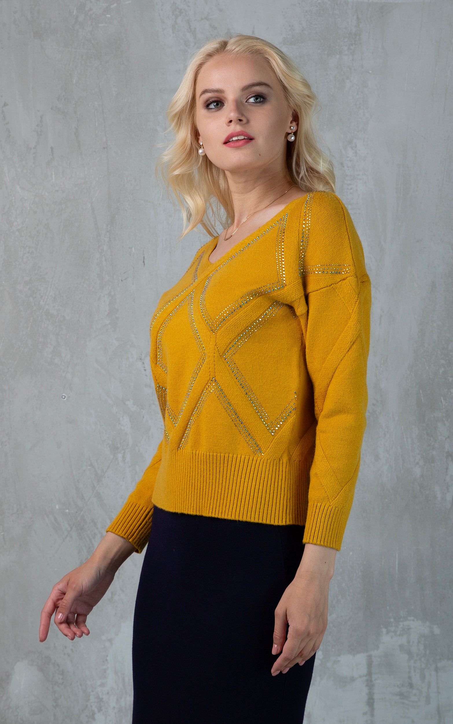 Strickpullover mit Rautenmuster aus Strasssteinen