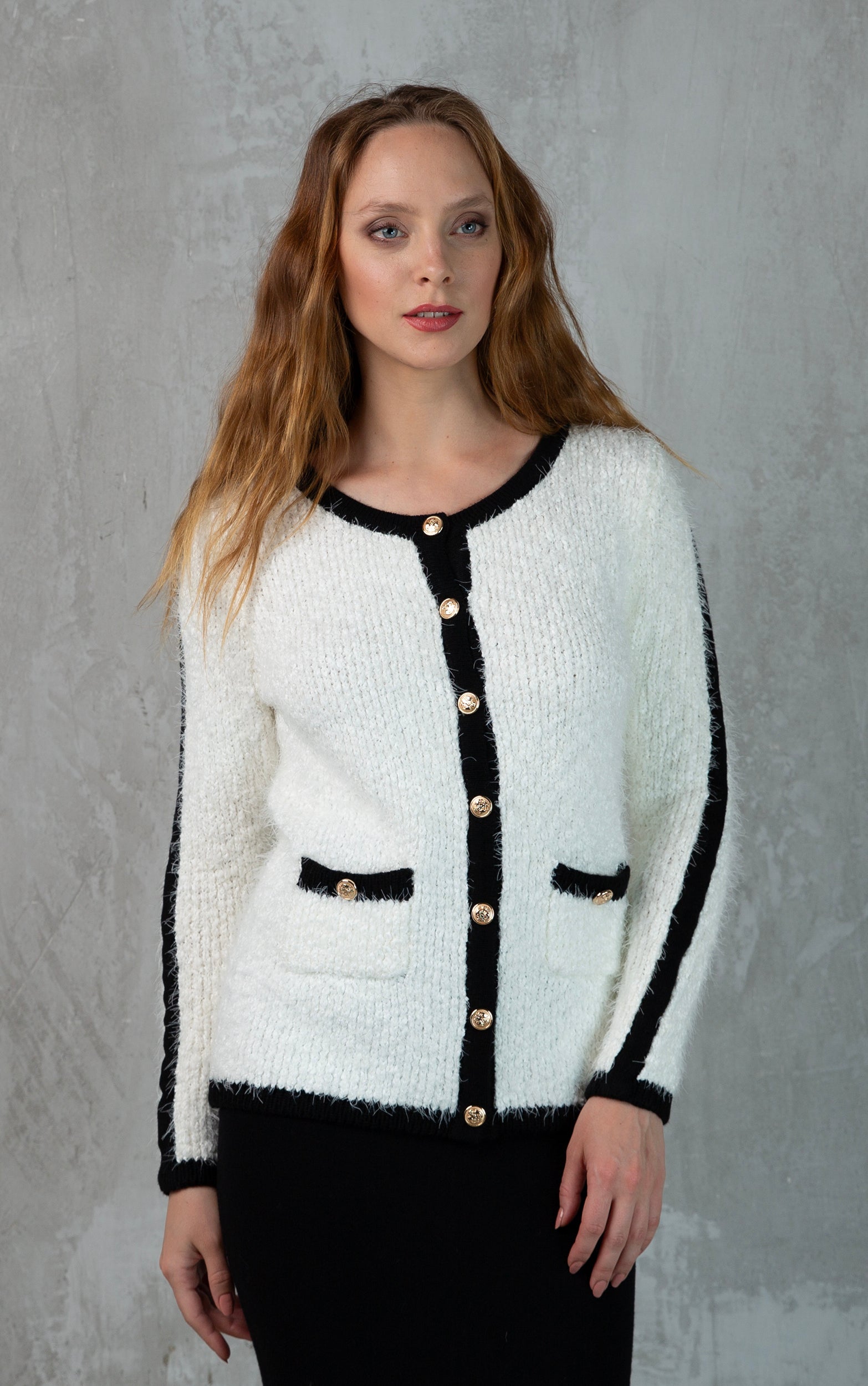 Kuscheliger Cardigan mit Kontraststreifen und Knöpfen