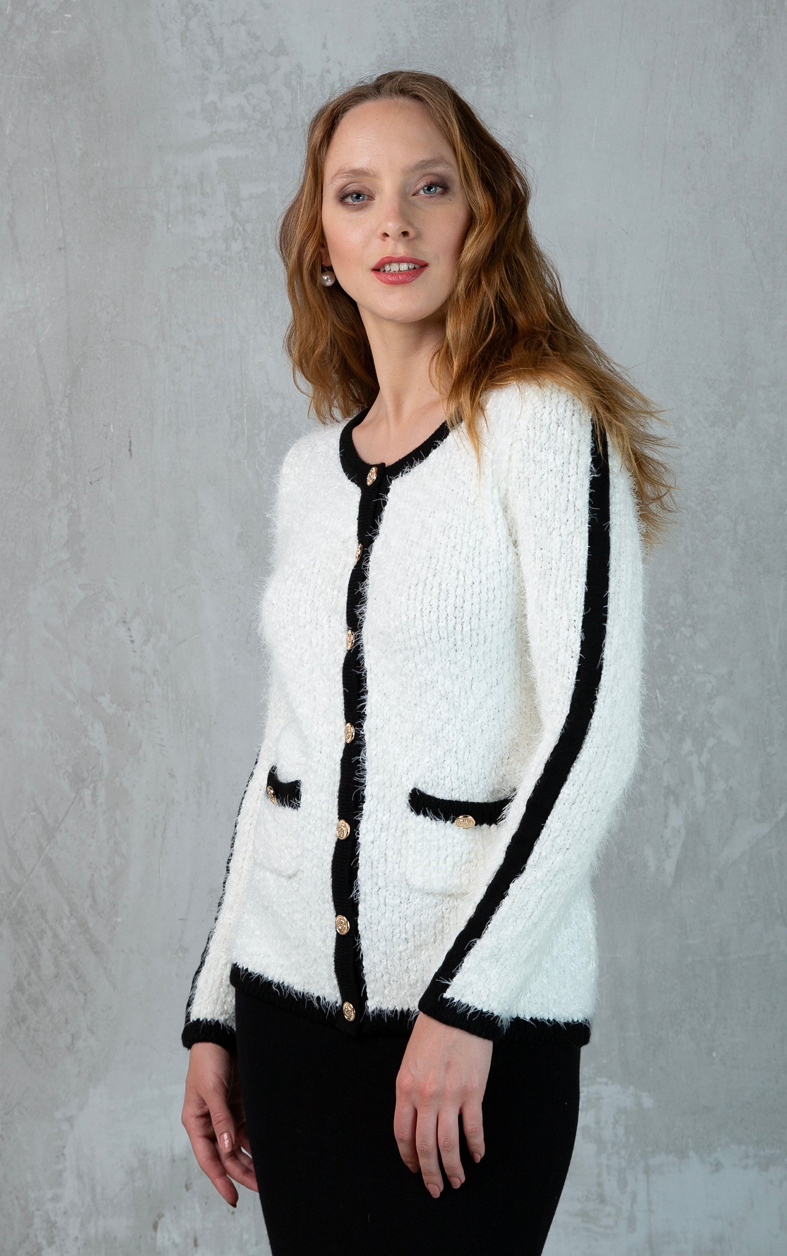 Kuscheliger Cardigan mit Kontraststreifen und Knöpfen