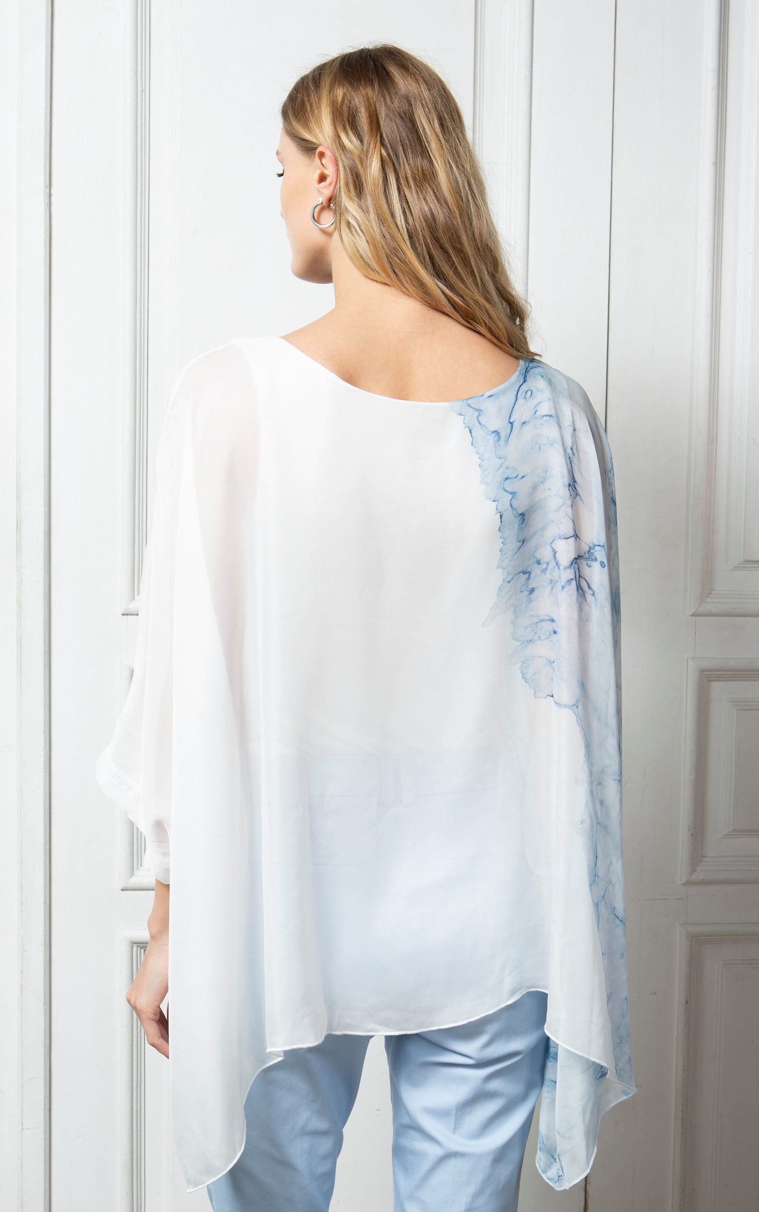 Chiffontunika mit abstraktem Druck