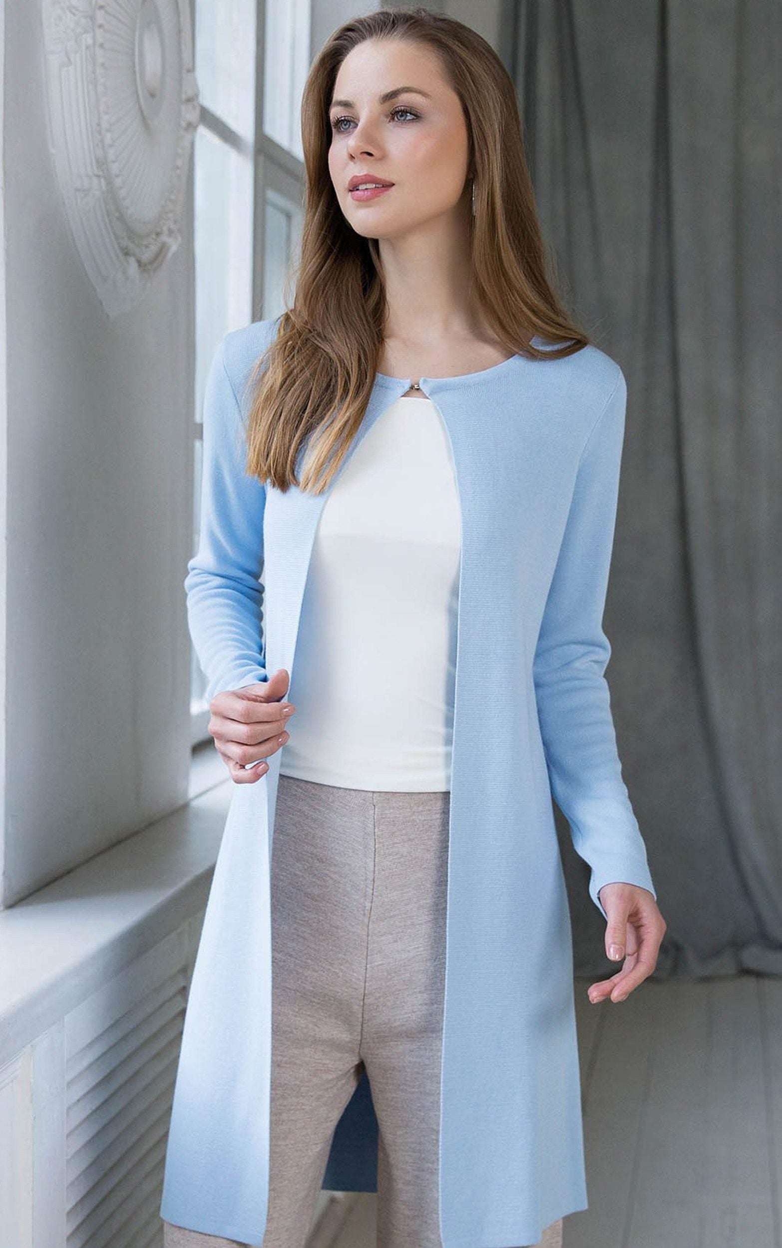Strickjacke in Blau, mit schlichter Optik und Rundhalsausschnitt