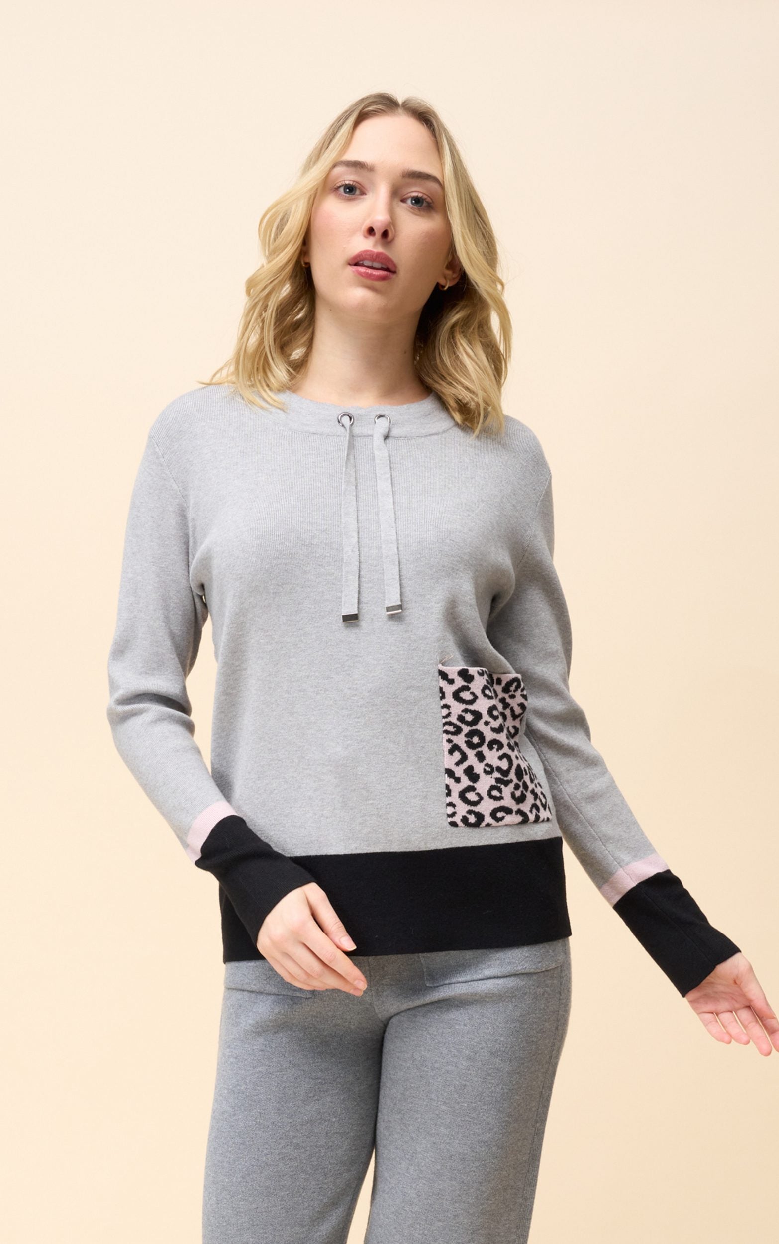 Strickpullover mit Taschendetail und Ärmelsäumen