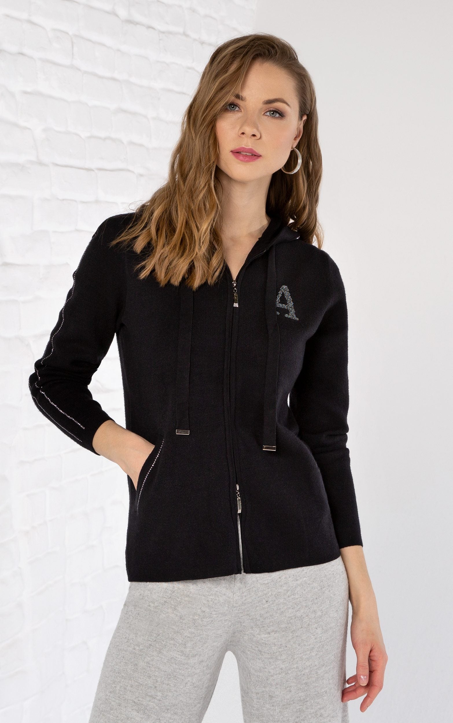Sweatjacke mit Kapuze und Strassdetails