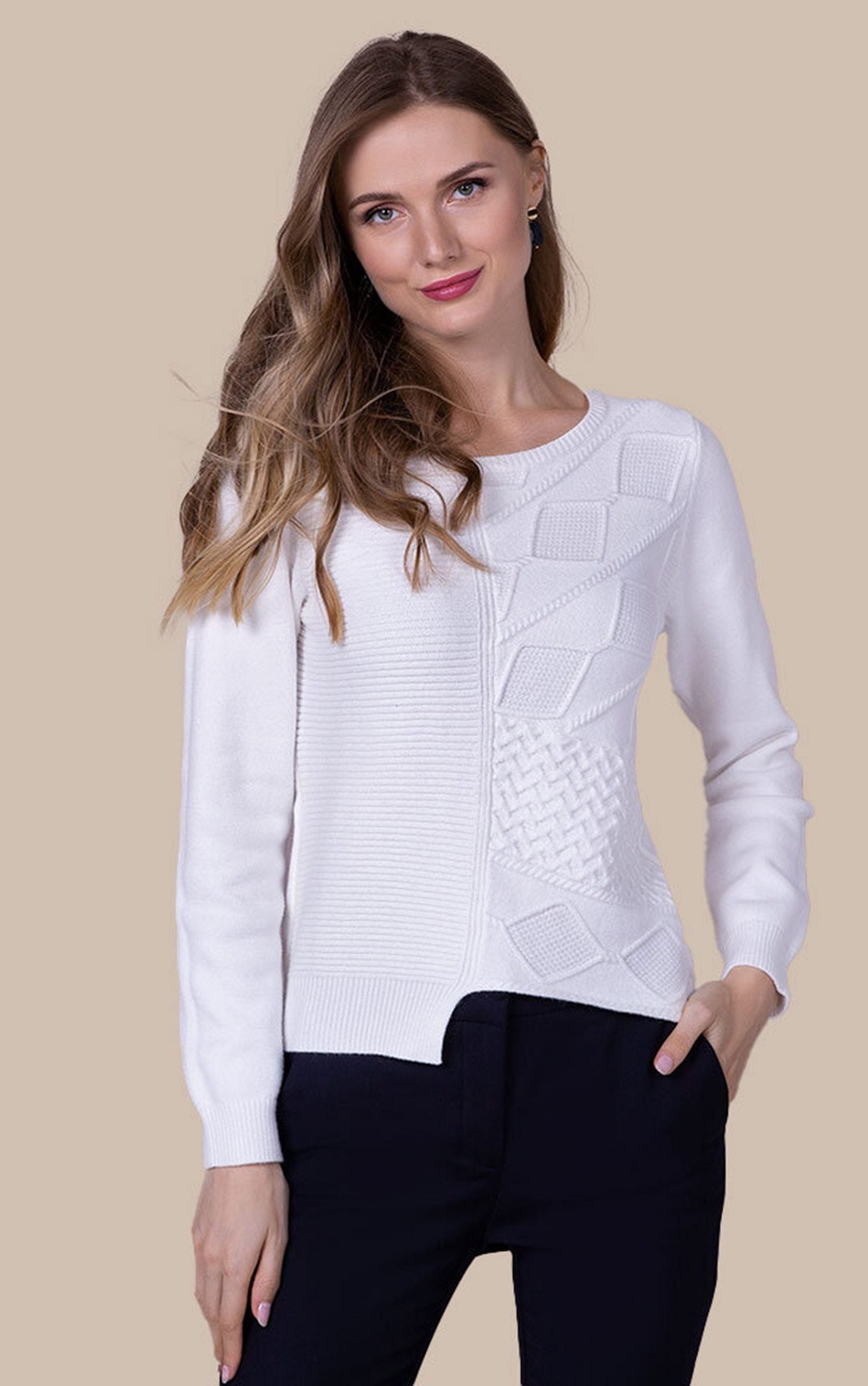 Asymmetrischer Pullover im Strickmuster-Mix