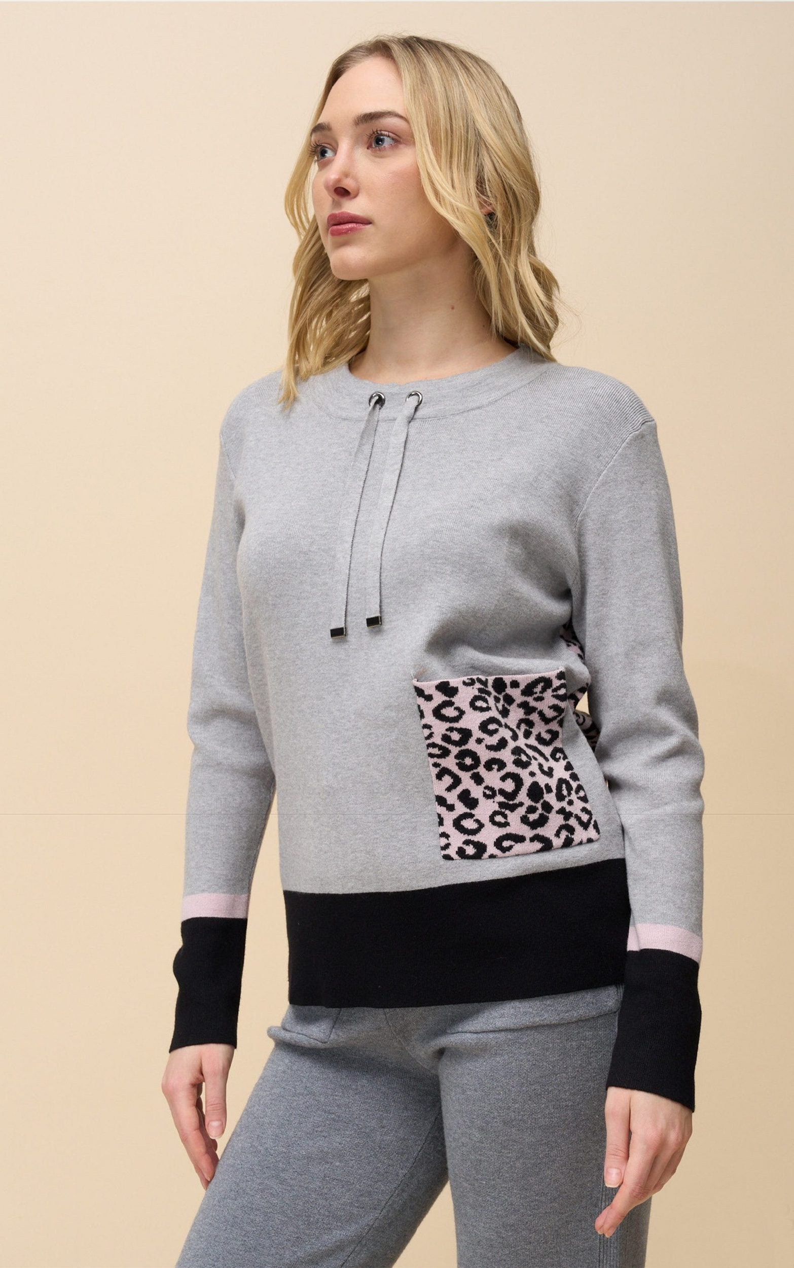 Strickpullover mit Taschendetail und Ärmelsäumen