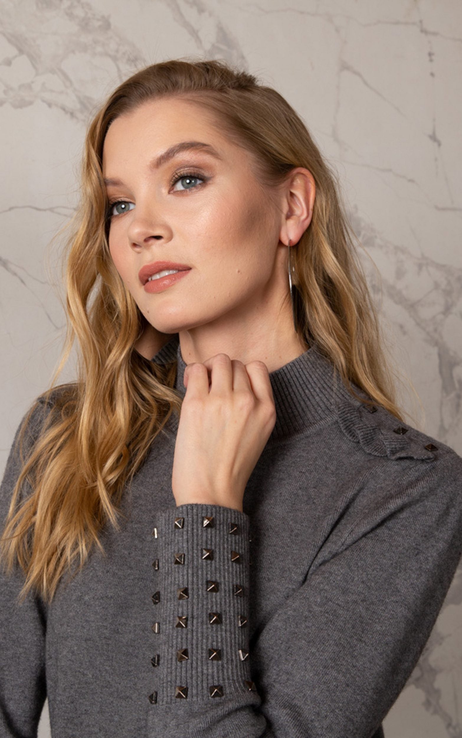 Strickpullover mit Rüschendetails an den Schultern und Nieten an den Ärmeln