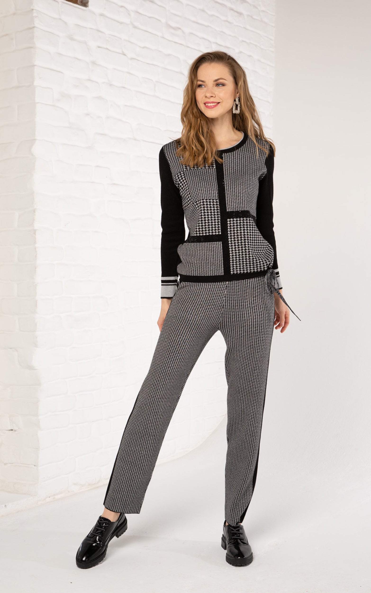 Strickhose mit Hahnentrittmuster und Streifendetail an der Seite der Beine