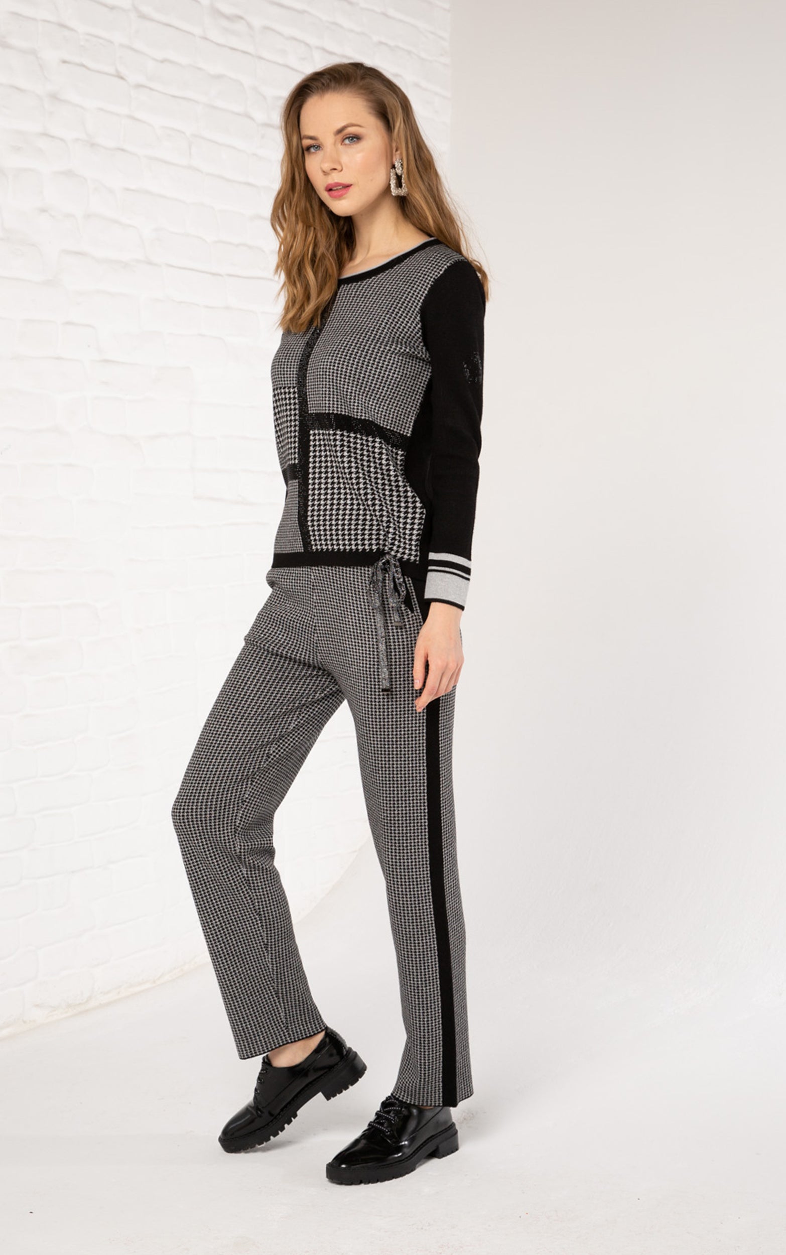 Strickhose mit Hahnentrittmuster und Streifendetail an der Seite der Beine