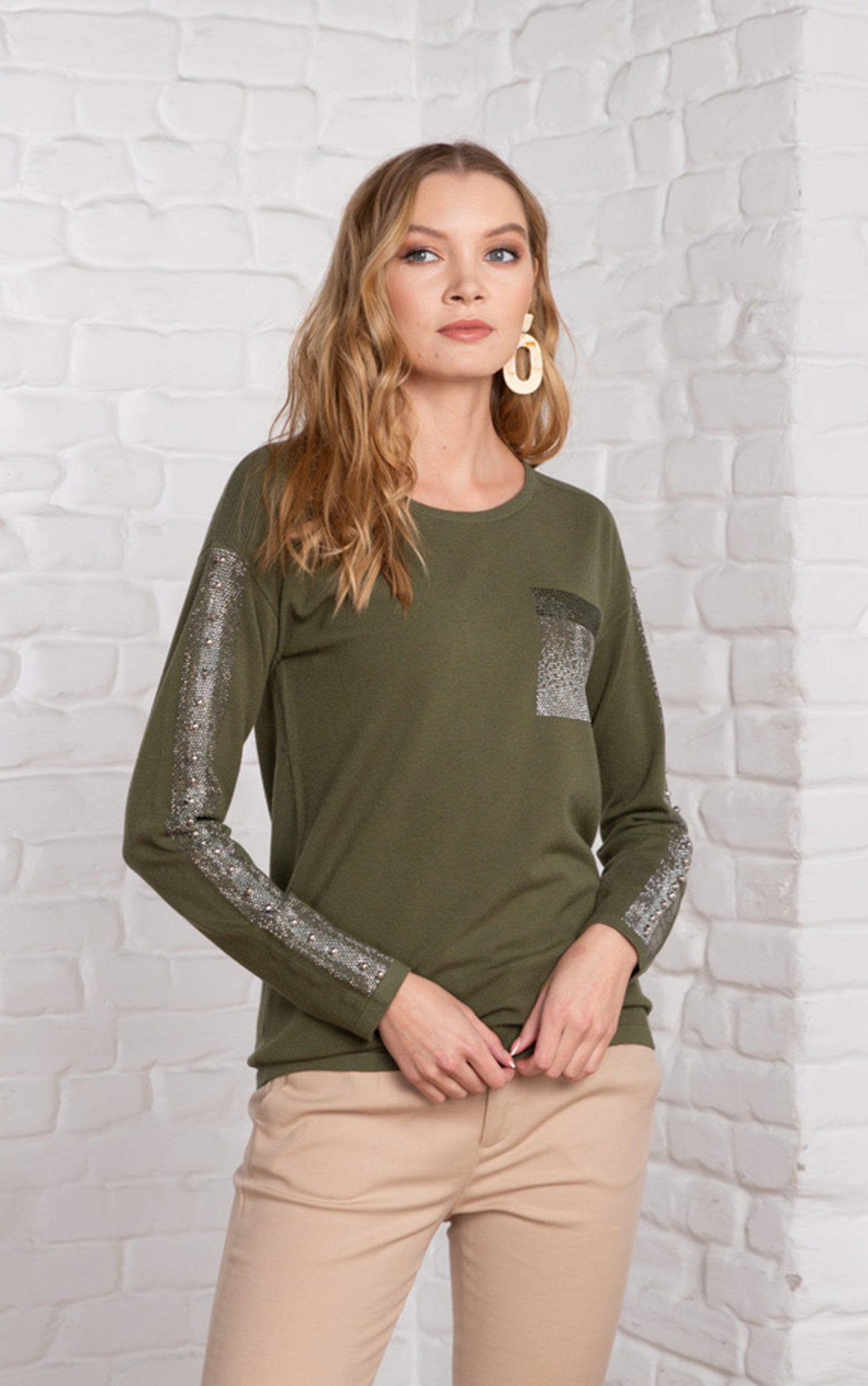 Strickpullover mit Strassdetails vorne und an den Ärmeln