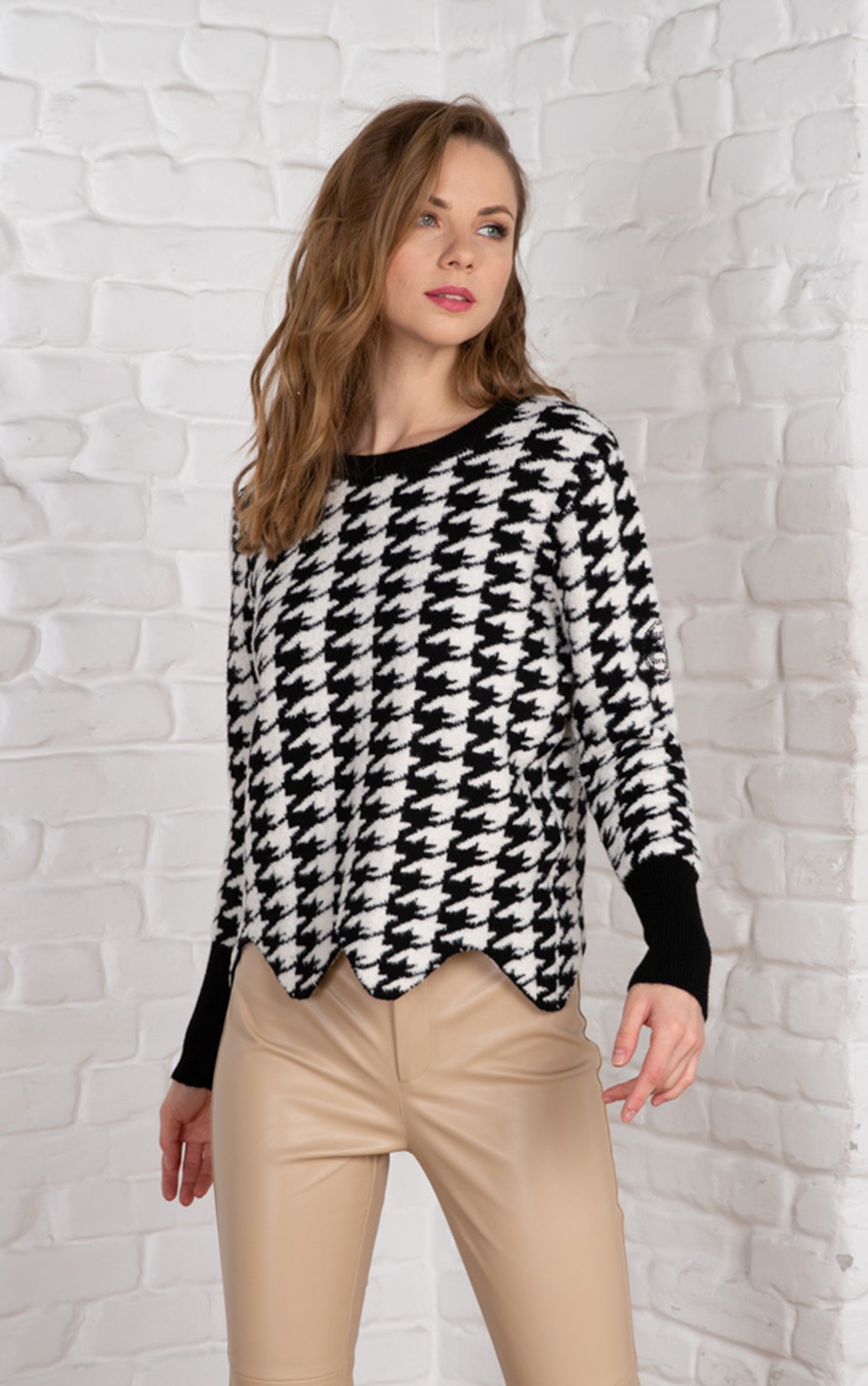 Strickpullover mit Hahnentrittmuster und gewelltem Saum