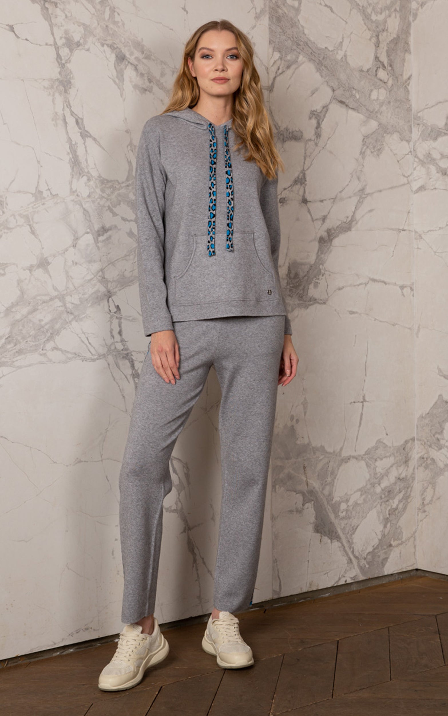 Strickhose mit ozeanblauen Zuglaschen und Leopardenmusterstreifen