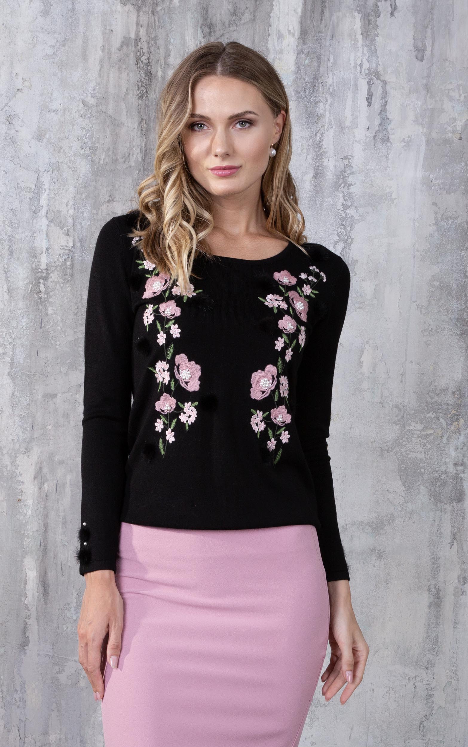 Strickpullover mit Blumenstickerei