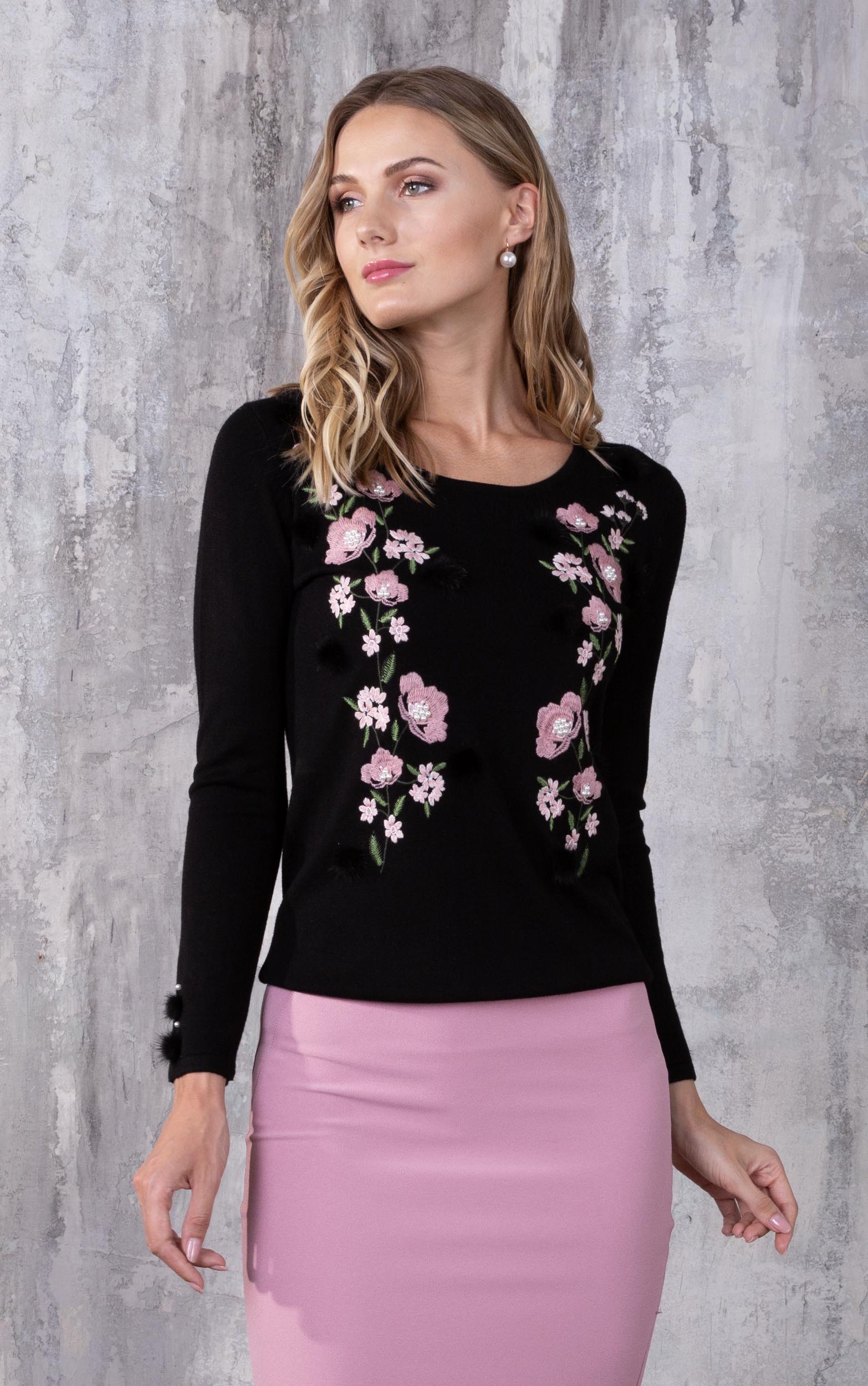 Strickpullover mit Blumenstickerei