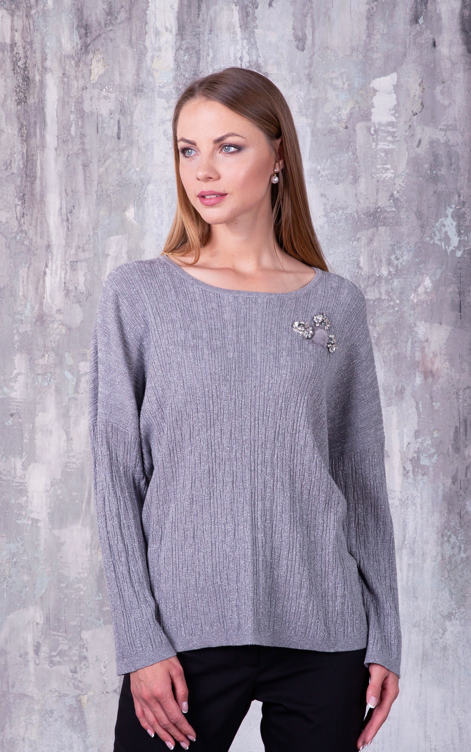 Pullover aus Metallicgarn mit Schmuckdetail