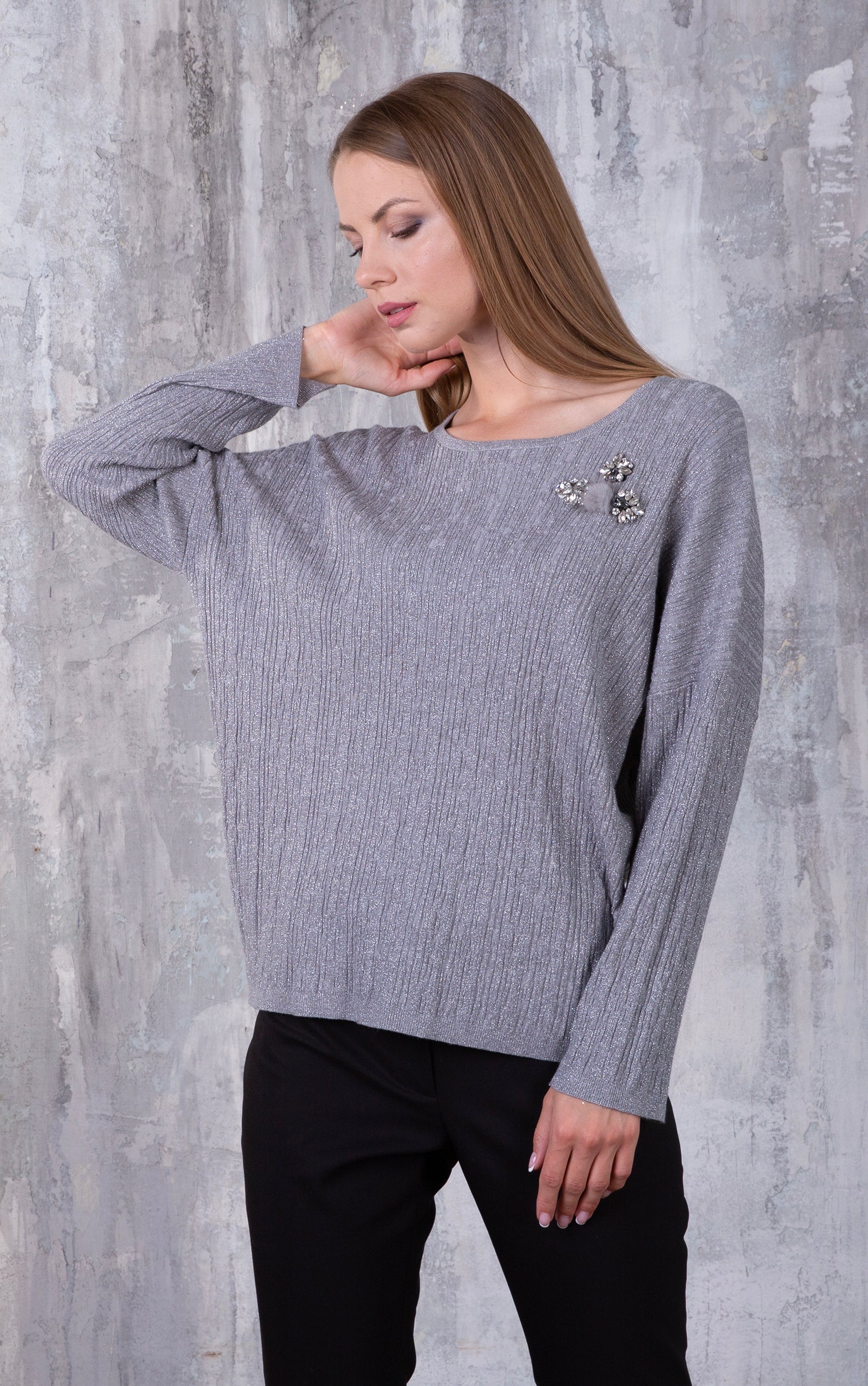 Pullover aus Metallicgarn mit Schmuckdetail