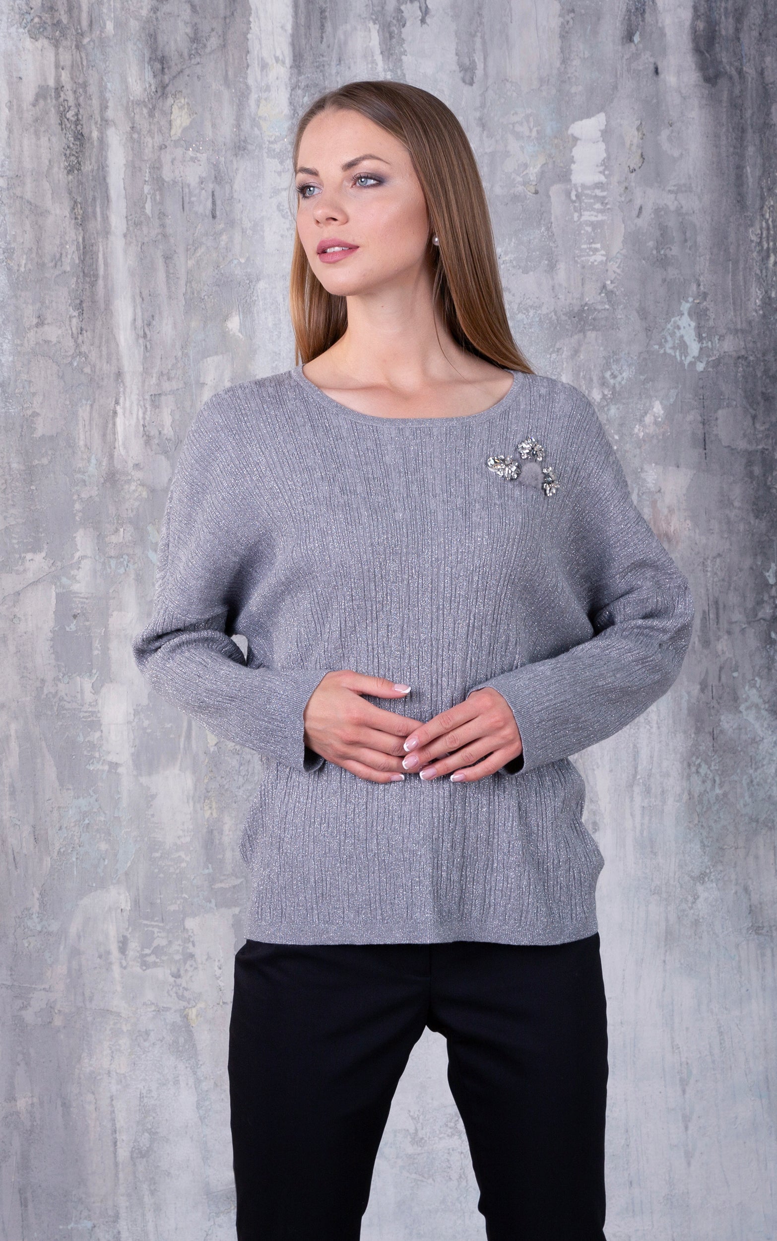 Pullover aus Metallicgarn mit Schmuckdetail