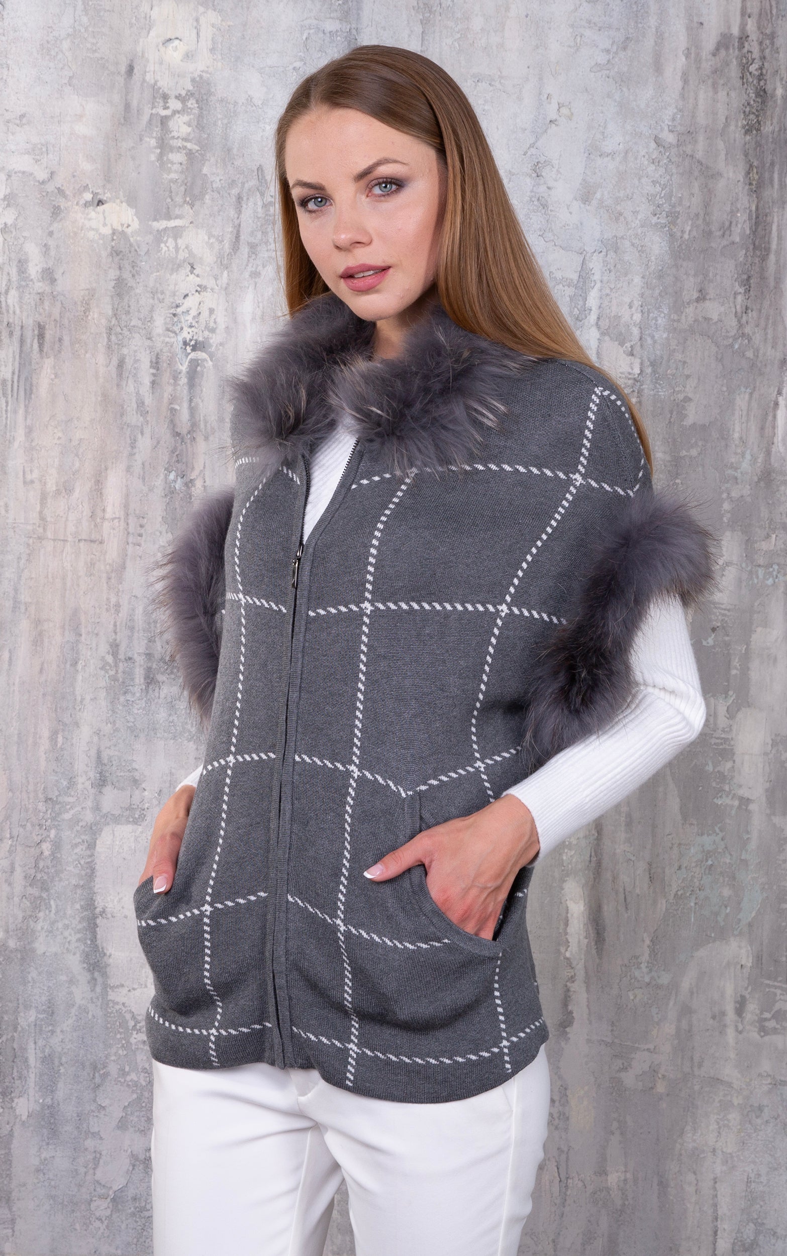Ärmellose Poncho mit Reißverschluss, dezentem Karomuster und weichen Pelzbesätzen