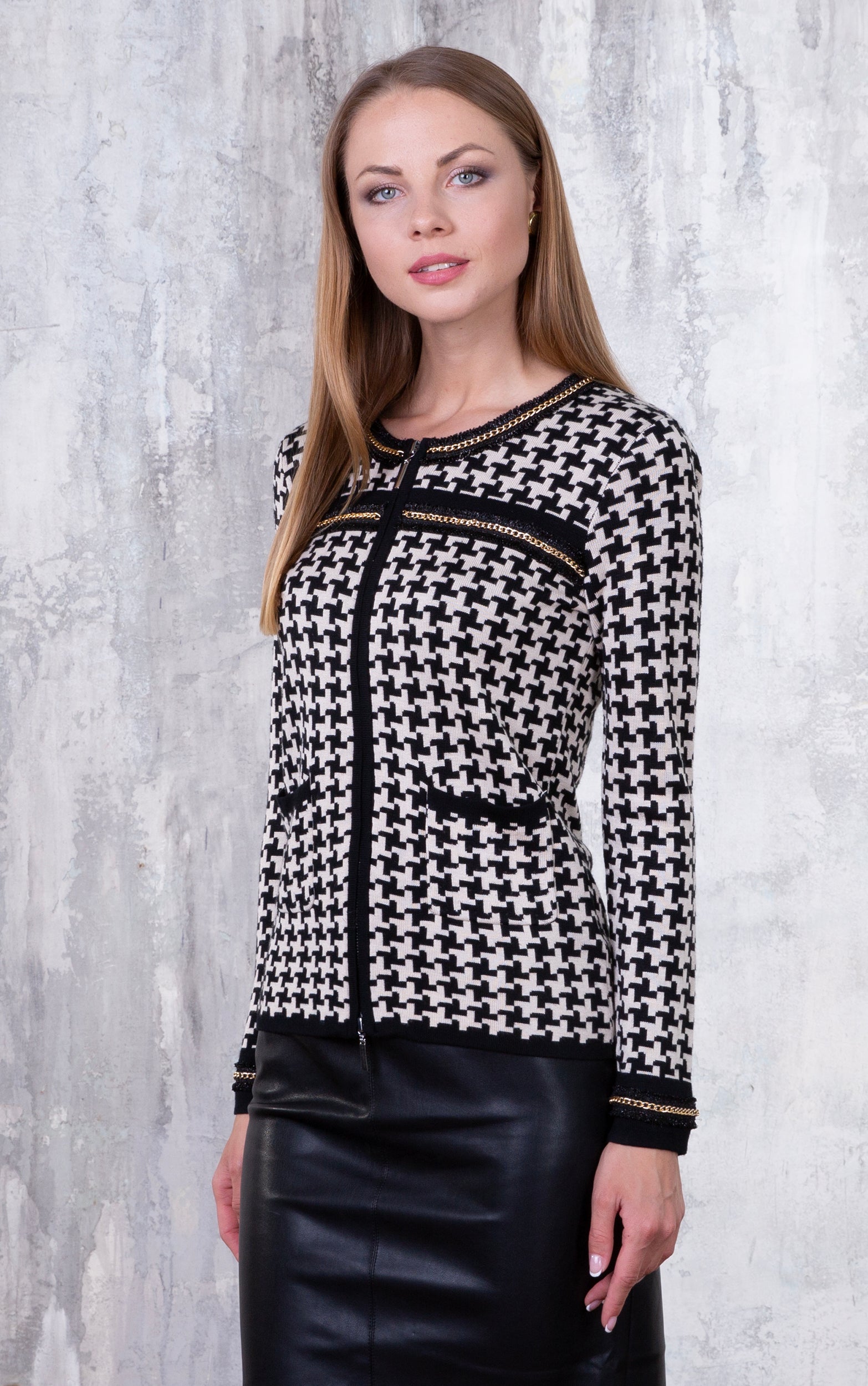 Cardigan in Schwarz und Beige mit Hahnentrittmuster und Kettendetails