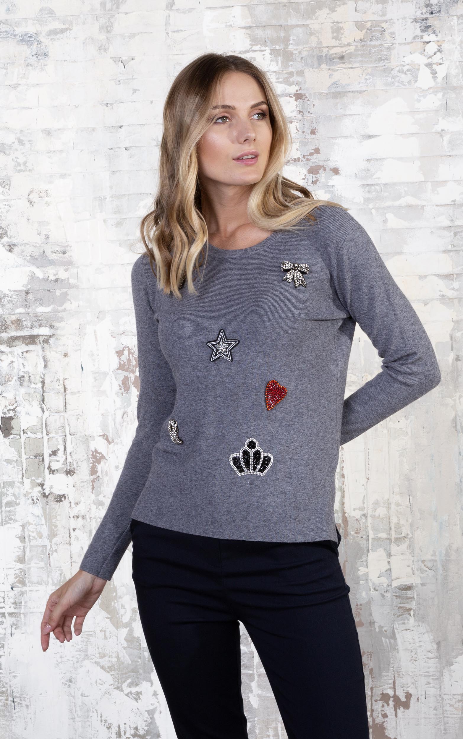 Strickpullover mit gestickten Motiven