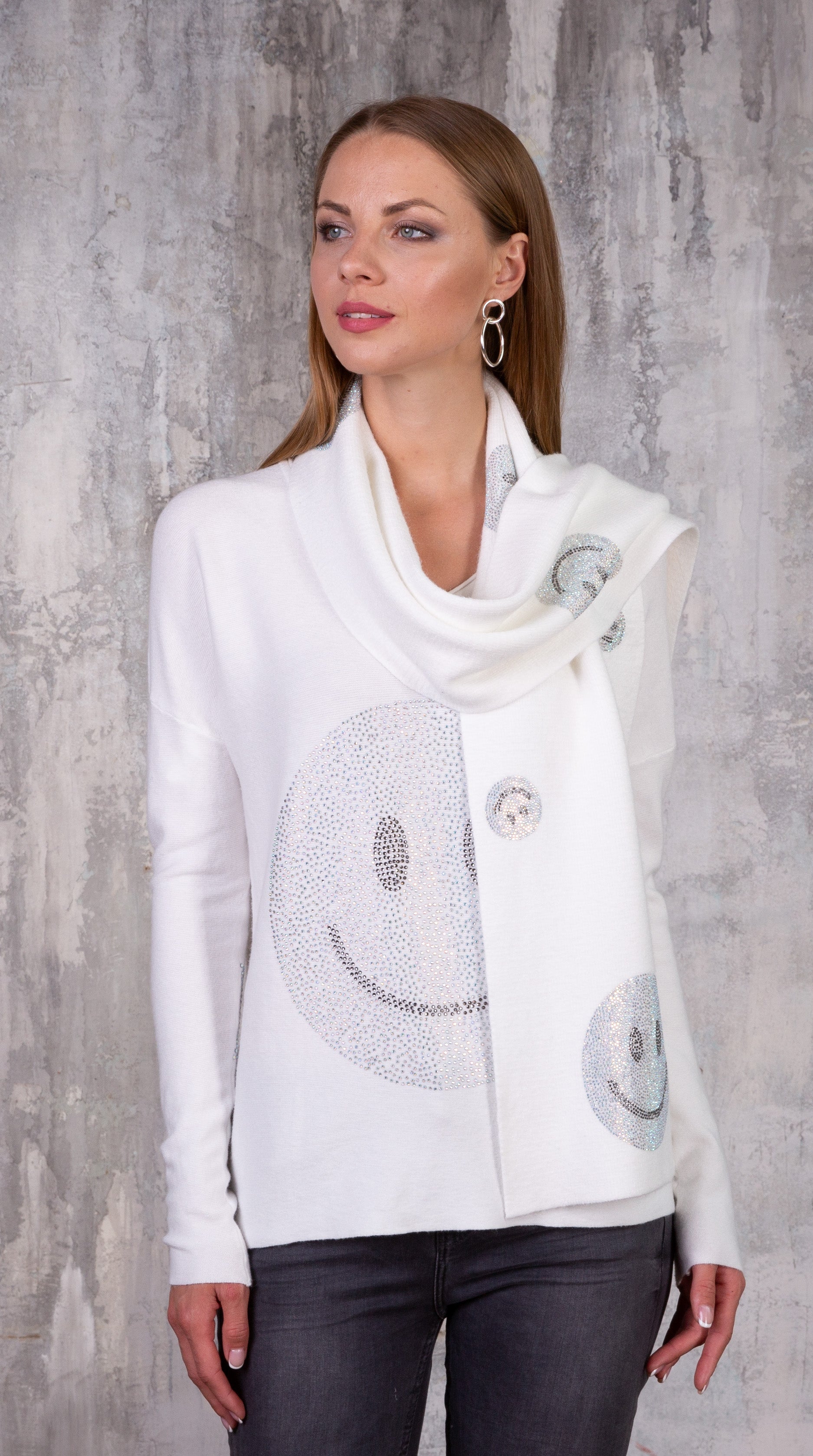 Schal mit Smiley-Motiven aus Strasssteinen