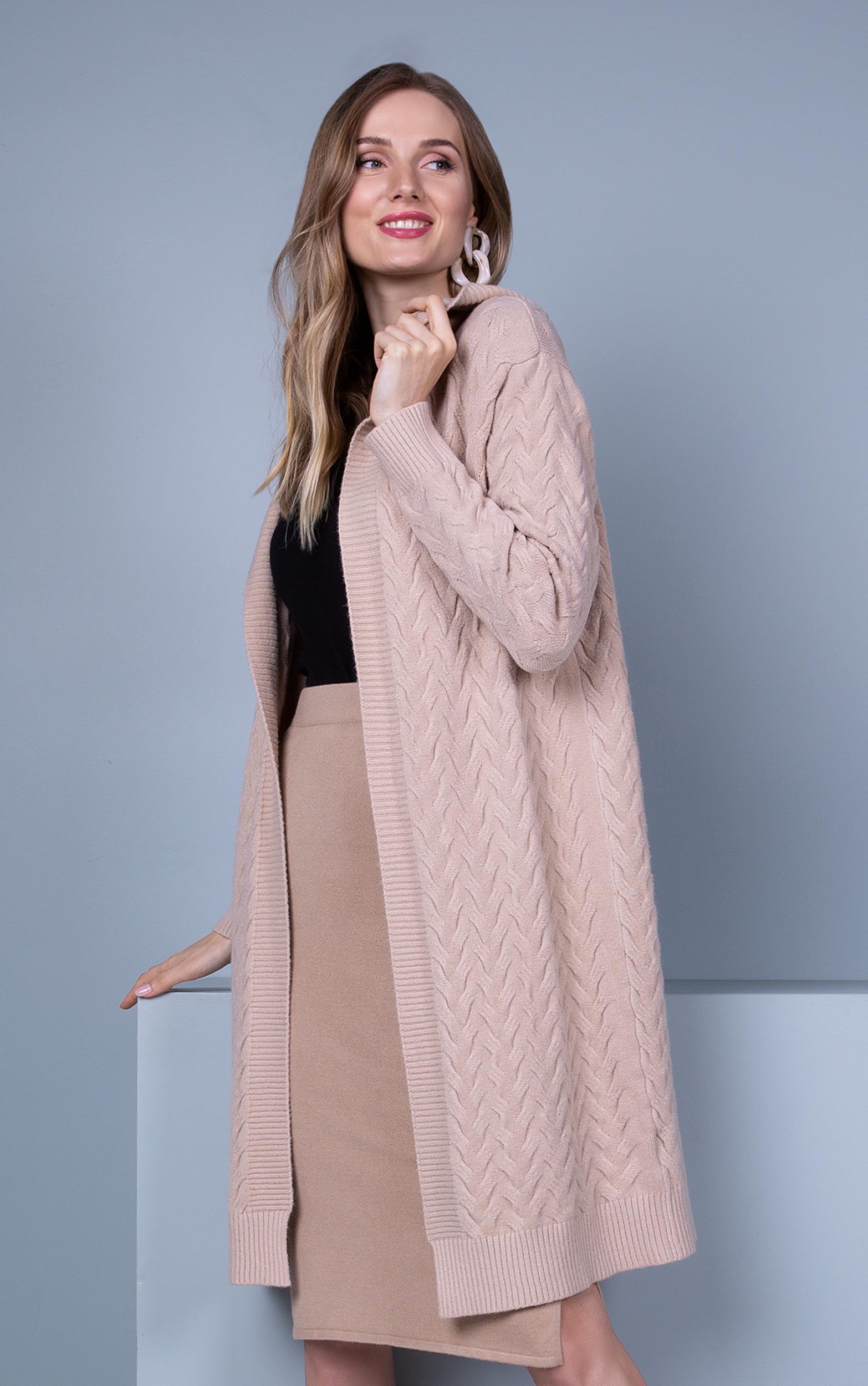 Langer Cardigan mit geometrischem Strickmuster