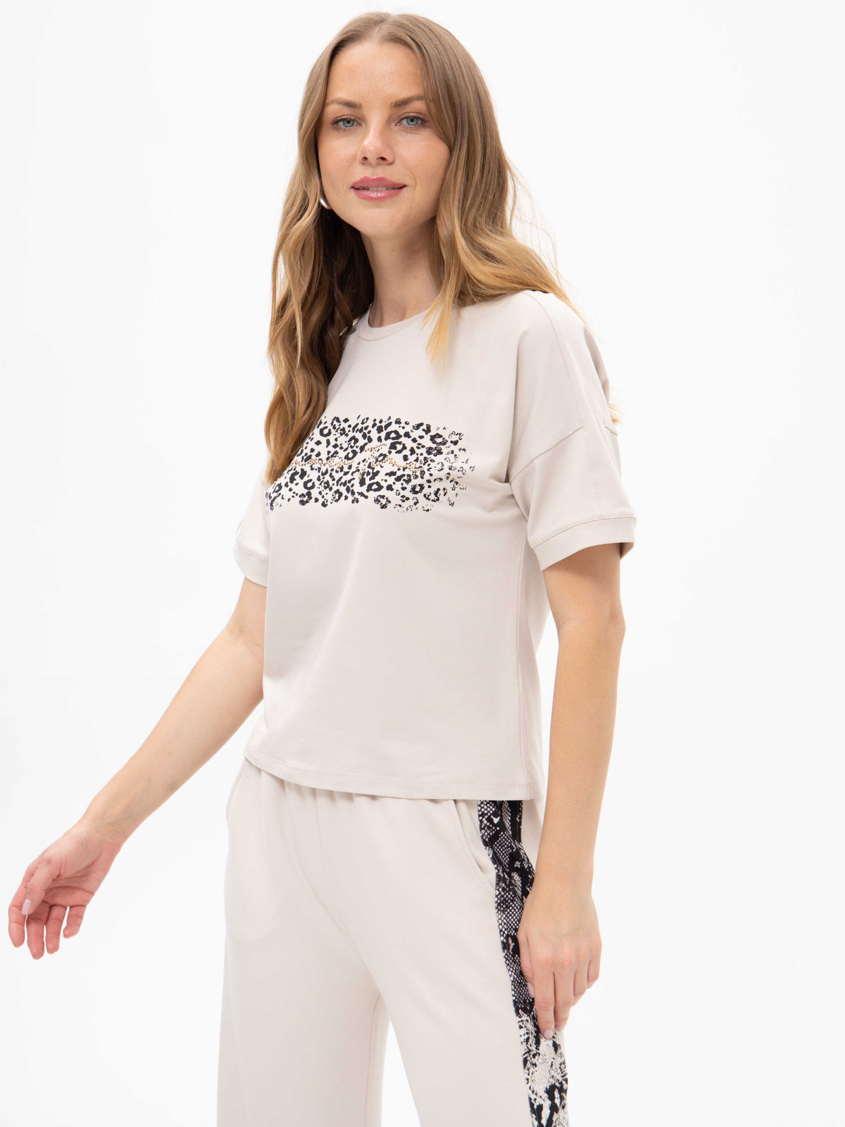 T-Shirt mit Animalprint und Glitzersteinen