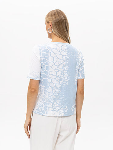 Weißes T-Shirt mit blauem Muster
