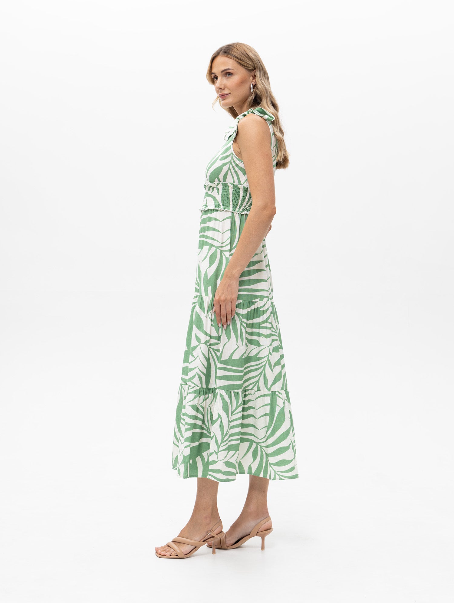 Grünes Sommerkleid mit floralem Muster