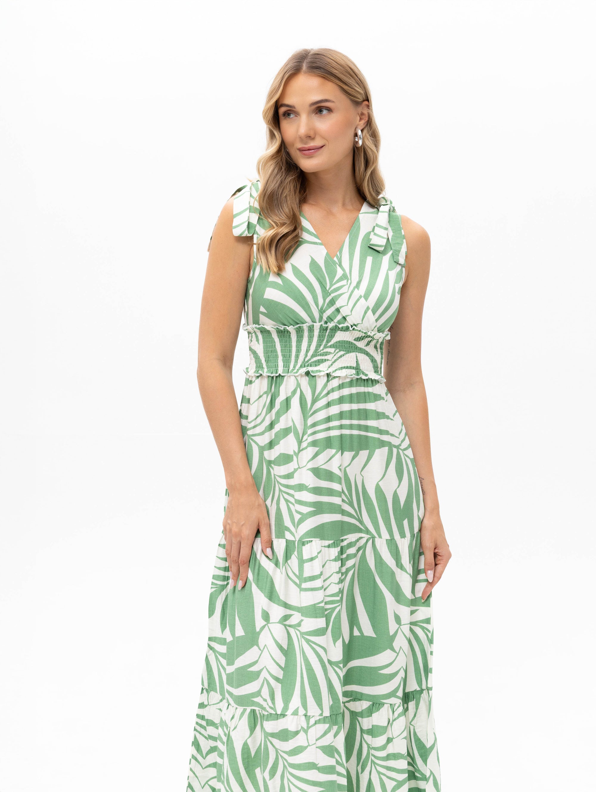 Grünes Sommerkleid mit floralem Muster