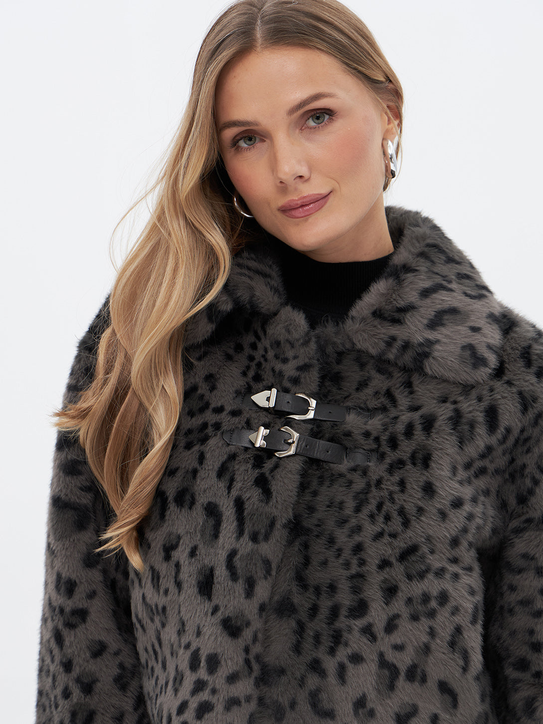 Kunstfelljacke mit grauem Leopardenprint