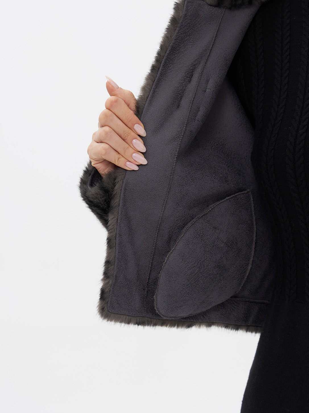 Kunstfelljacke mit grauem Leopardenprint