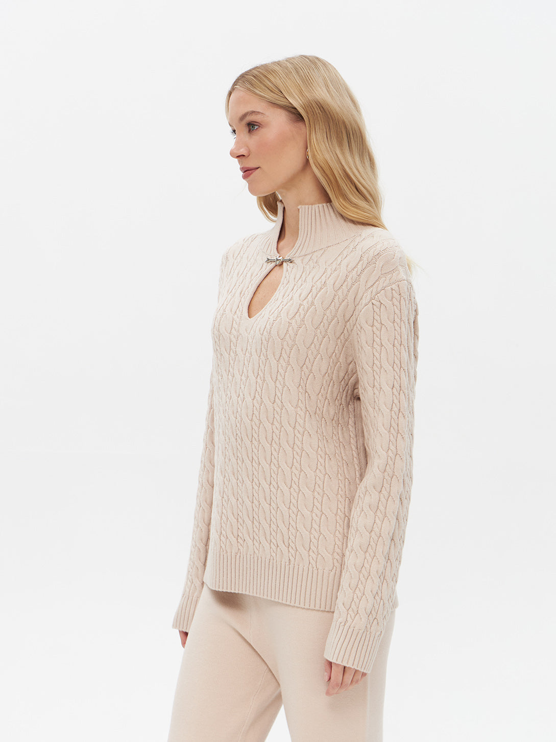 Pullover mit Zopfstrick und Cut-Out