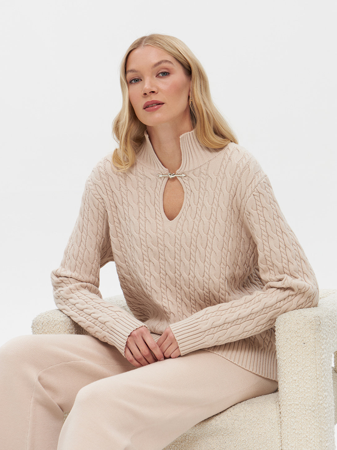 Pullover mit Zopfstrick und Cut-Out