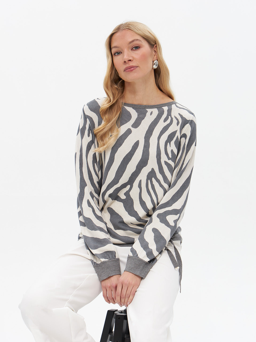 Strickpullover mit Zebramuster in grau- weiß