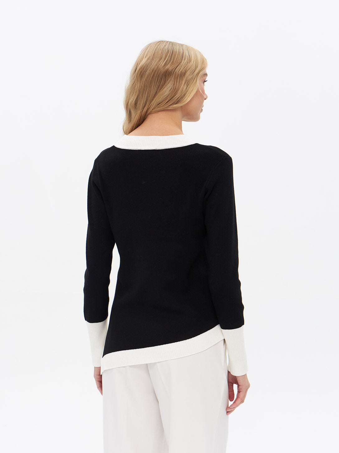 Pullover mit asymetrischem Saum