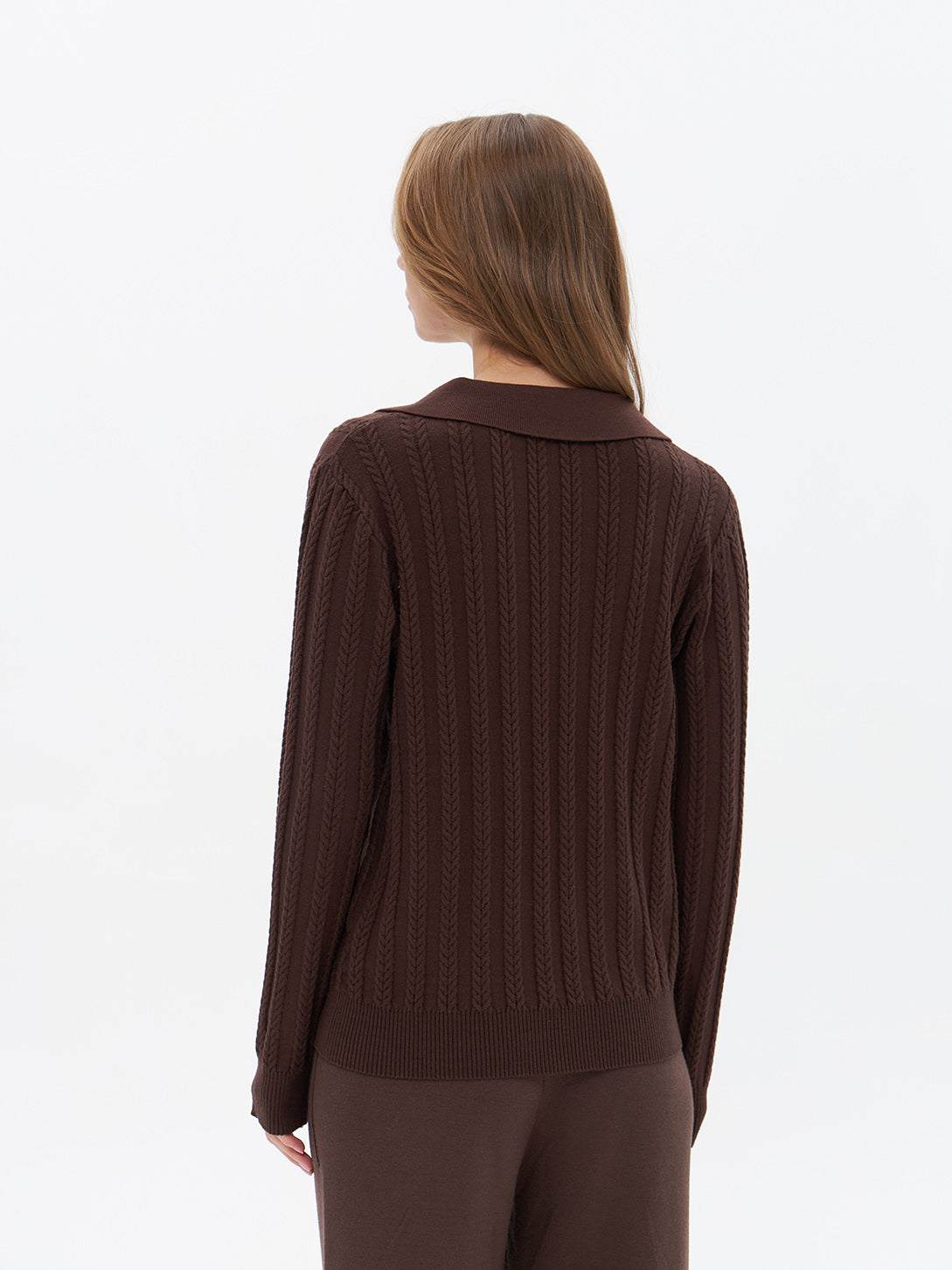 Brauner Pullover mit Rautenstrickmuster und V-Ausschnitt