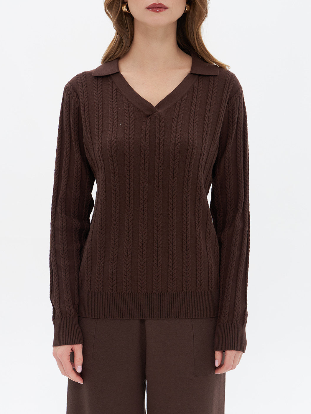 Brauner Pullover mit Rautenstrickmuster und V-Ausschnitt