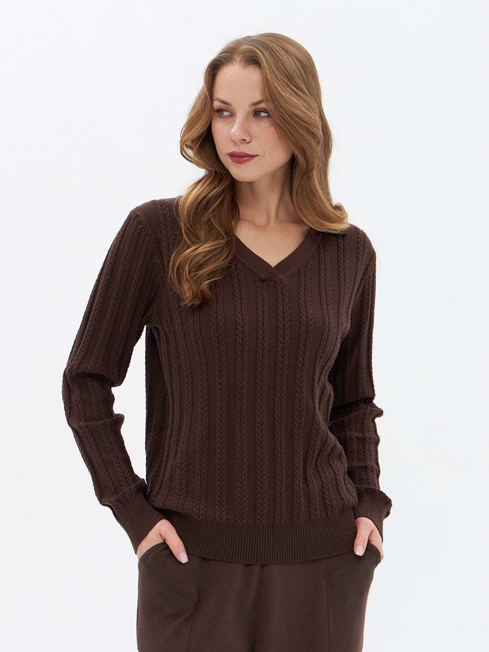Brauner Pullover mit Rautenstrickmuster und V-Ausschnitt