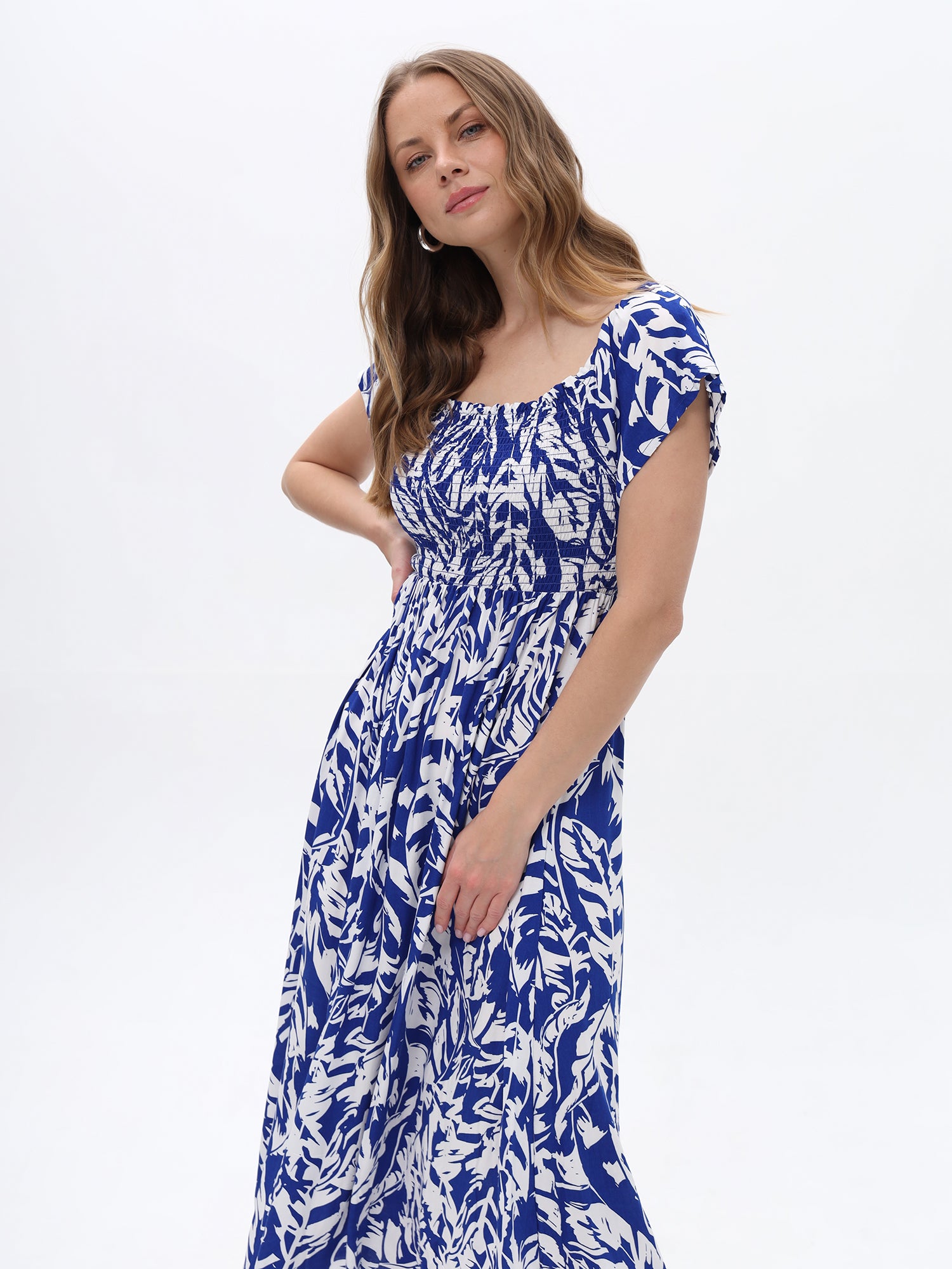 Gesmoktes Kleid mit Blätterprint
