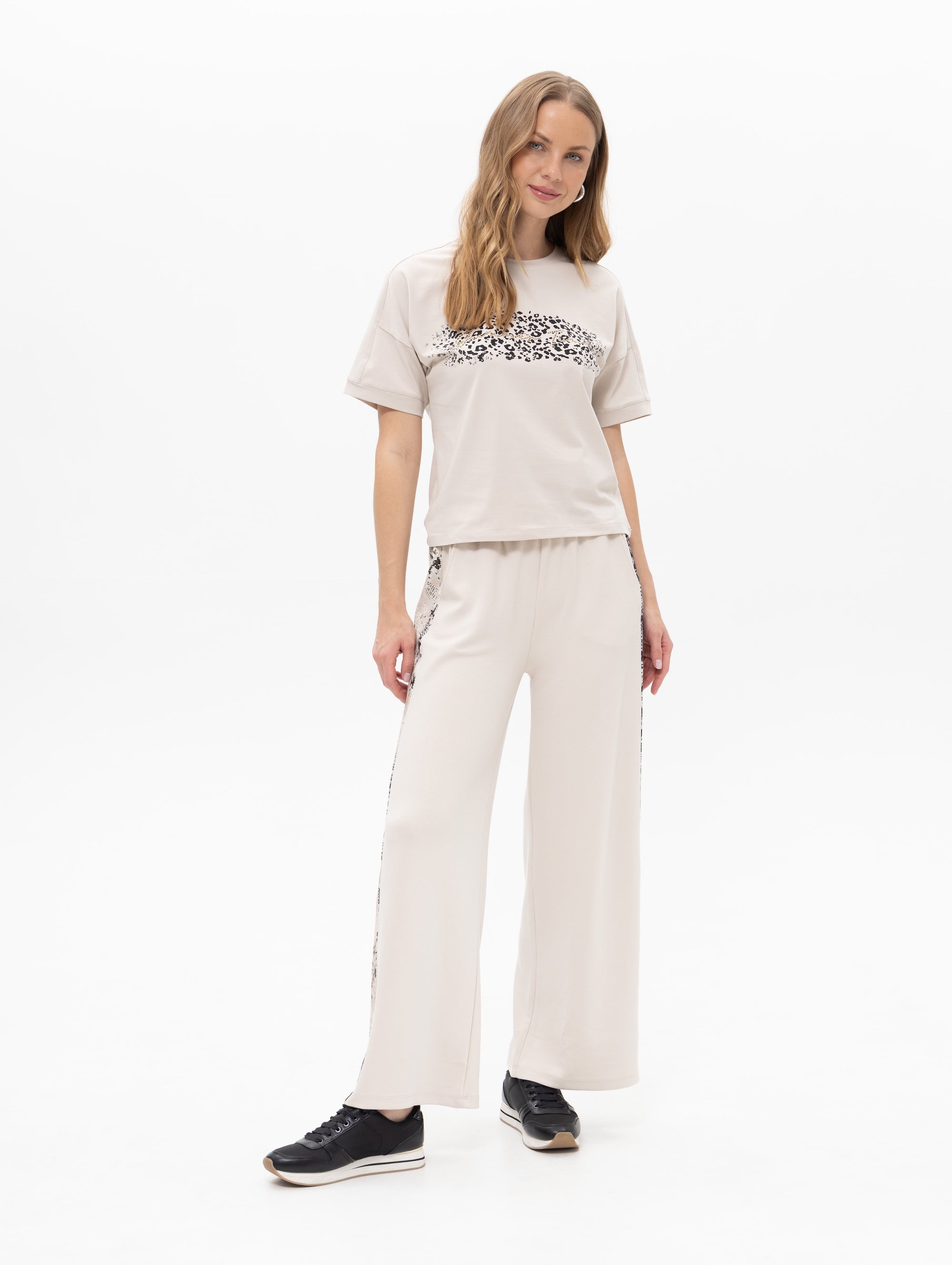 T-Shirt mit Animalprint und Glitzersteinen