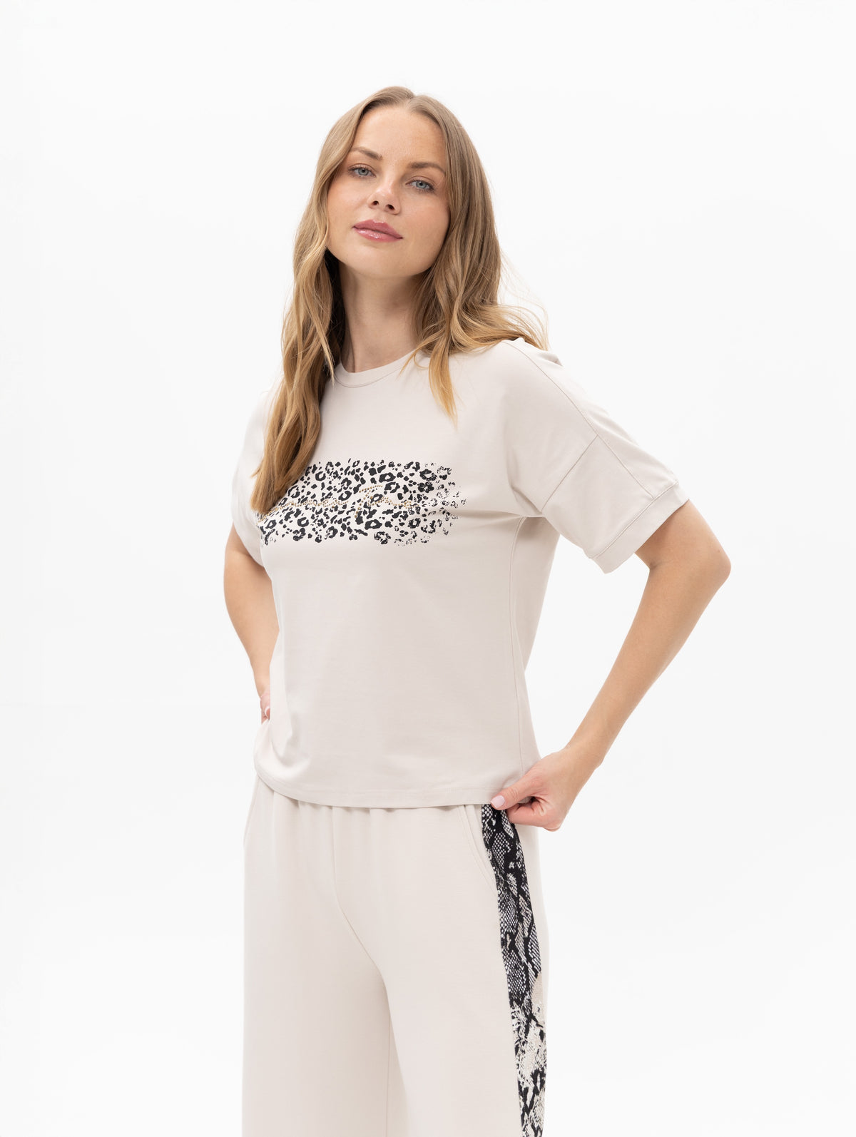 T-Shirt mit Animalprint und Glitzersteinen
